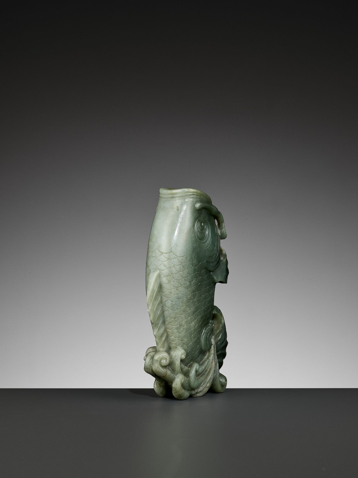 A GREEN JADE 'CARP' VASE, QING DYNASTY - Bild 8 aus 11