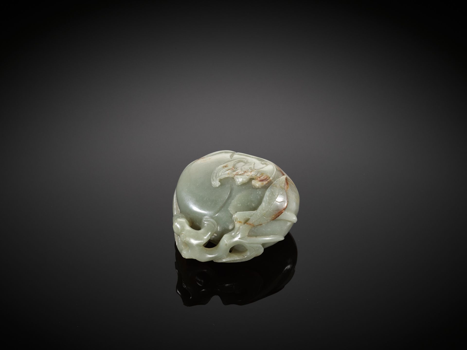 A DEEP CELADON AND RUSSET JADE 'PEACH AND BAT' GROUP, EARLY QING DYNASTY - Bild 13 aus 13