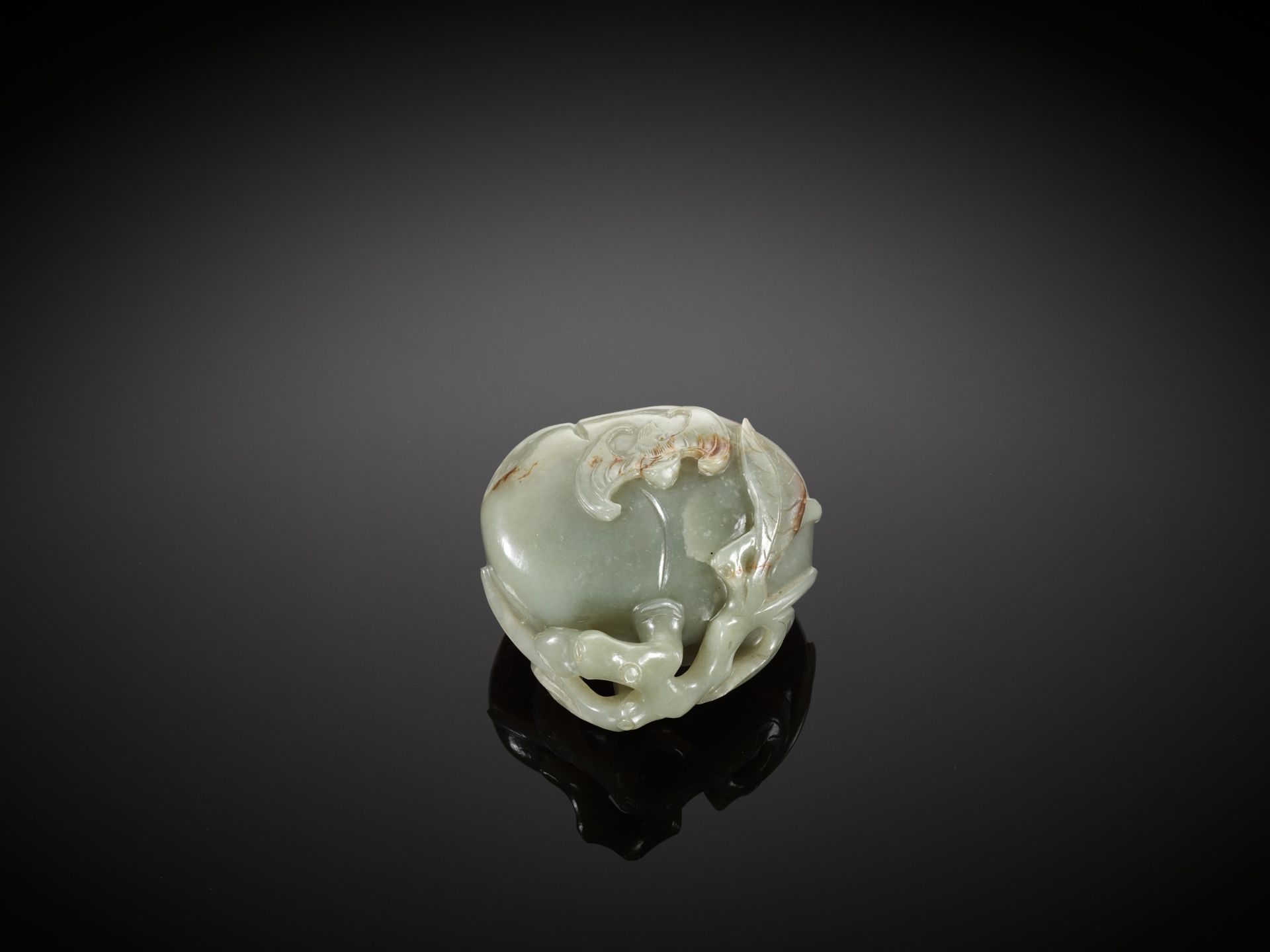 A DEEP CELADON AND RUSSET JADE 'PEACH AND BAT' GROUP, EARLY QING DYNASTY - Bild 8 aus 13