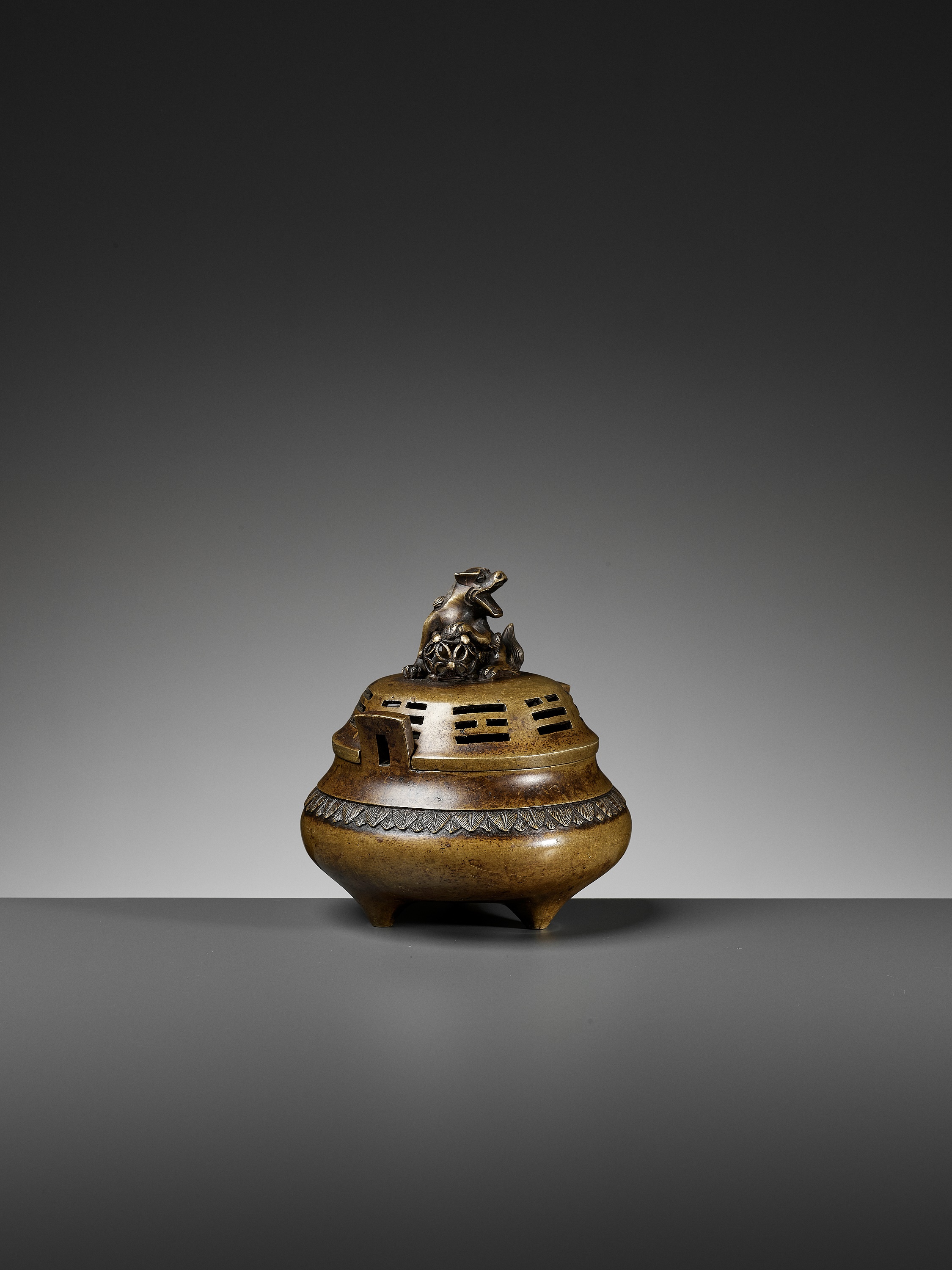 A 'BAGUA' BRONZE CENSER AND COVER, QING DYNASTY - Image 8 of 12