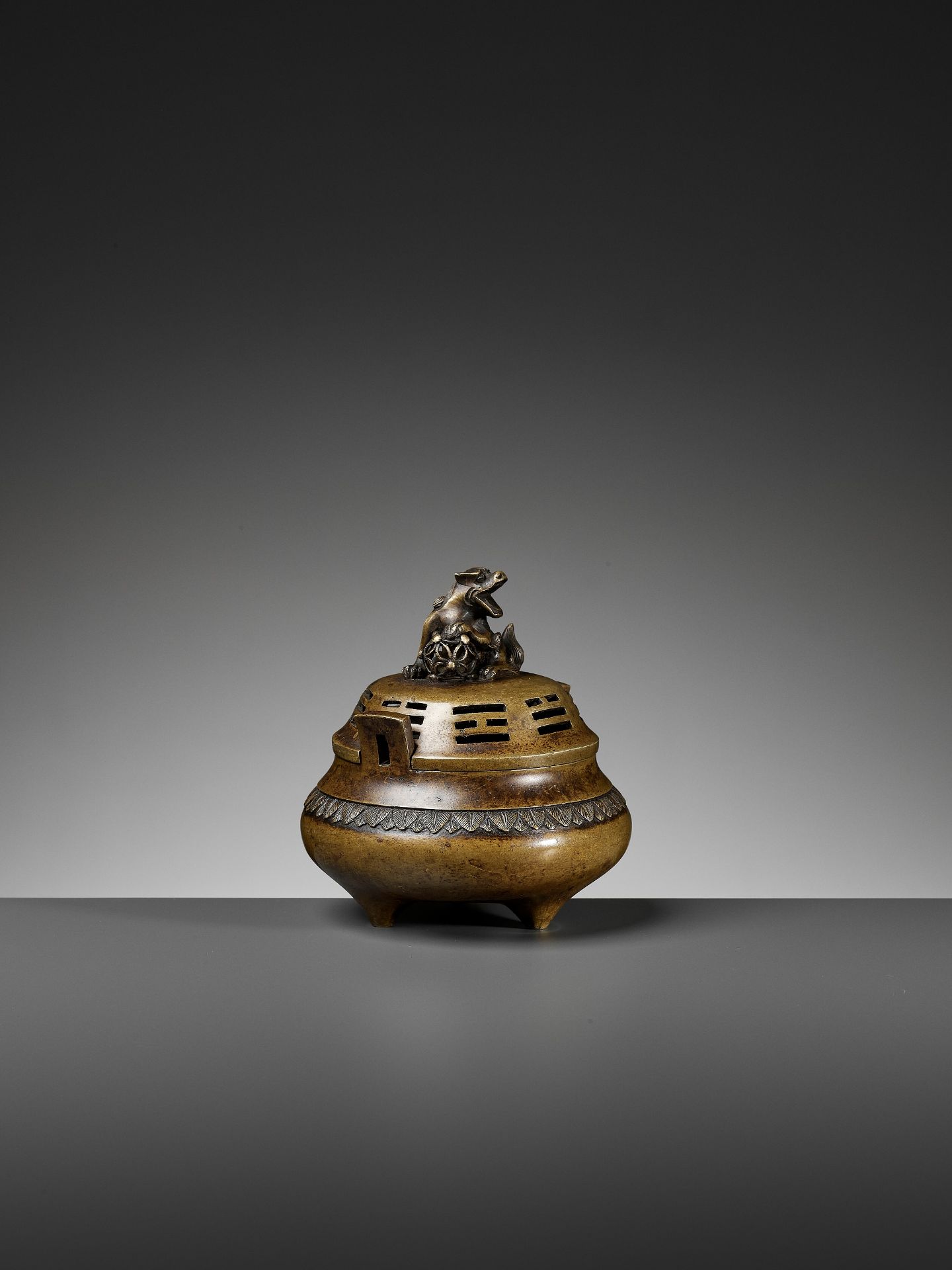 A 'BAGUA' BRONZE CENSER AND COVER, QING DYNASTY - Bild 8 aus 12