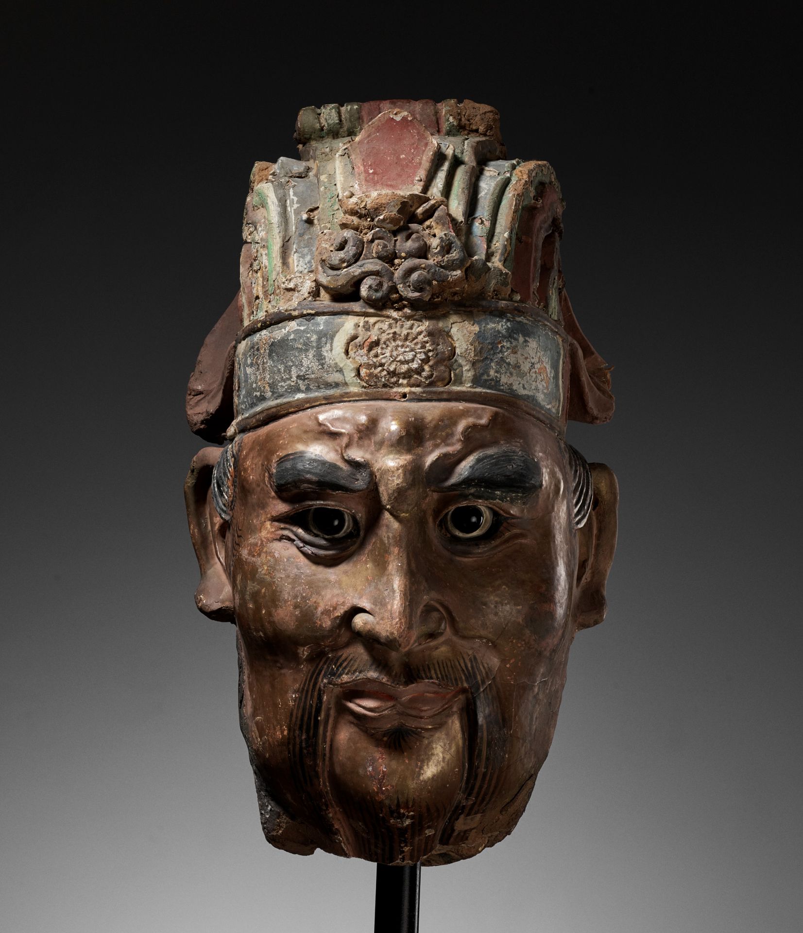 A LARGE PAINTED STUCCO HEAD OF A GUARDIAN KING, SONG TO MING DYNASTY