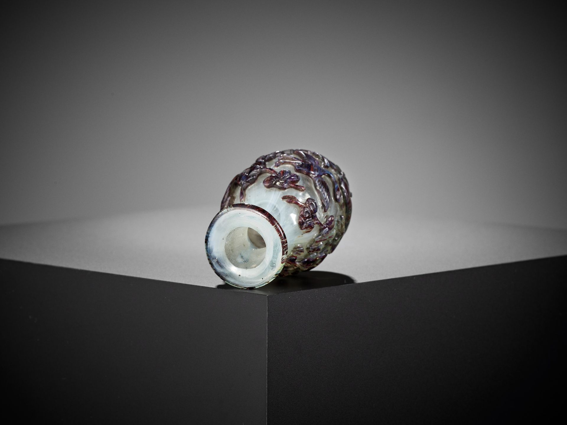 A 'BANDED AGATE' OVERLAY GLASS VASE, 18TH CENTURY - Bild 8 aus 9