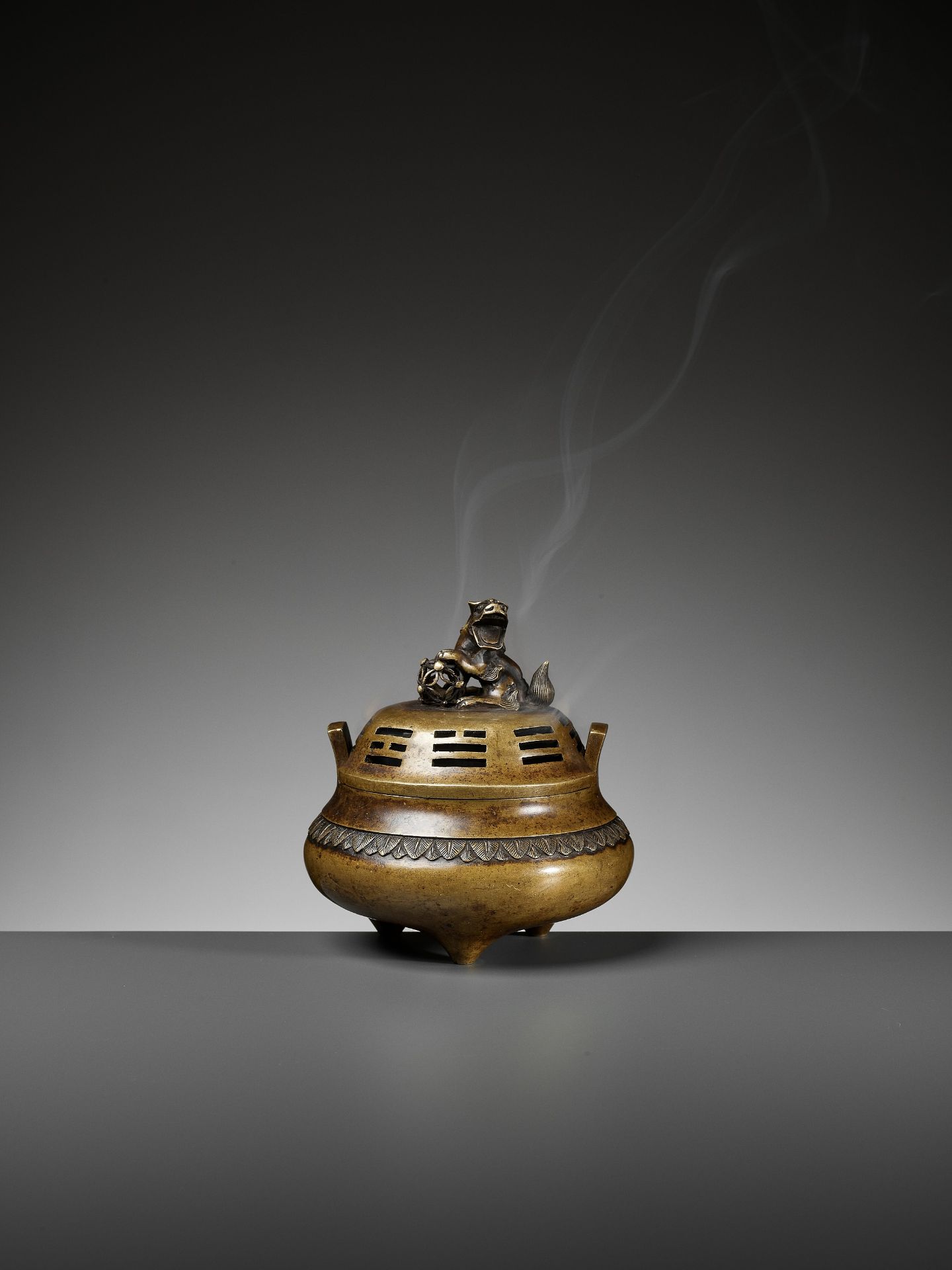 A 'BAGUA' BRONZE CENSER AND COVER, QING DYNASTY - Bild 9 aus 12