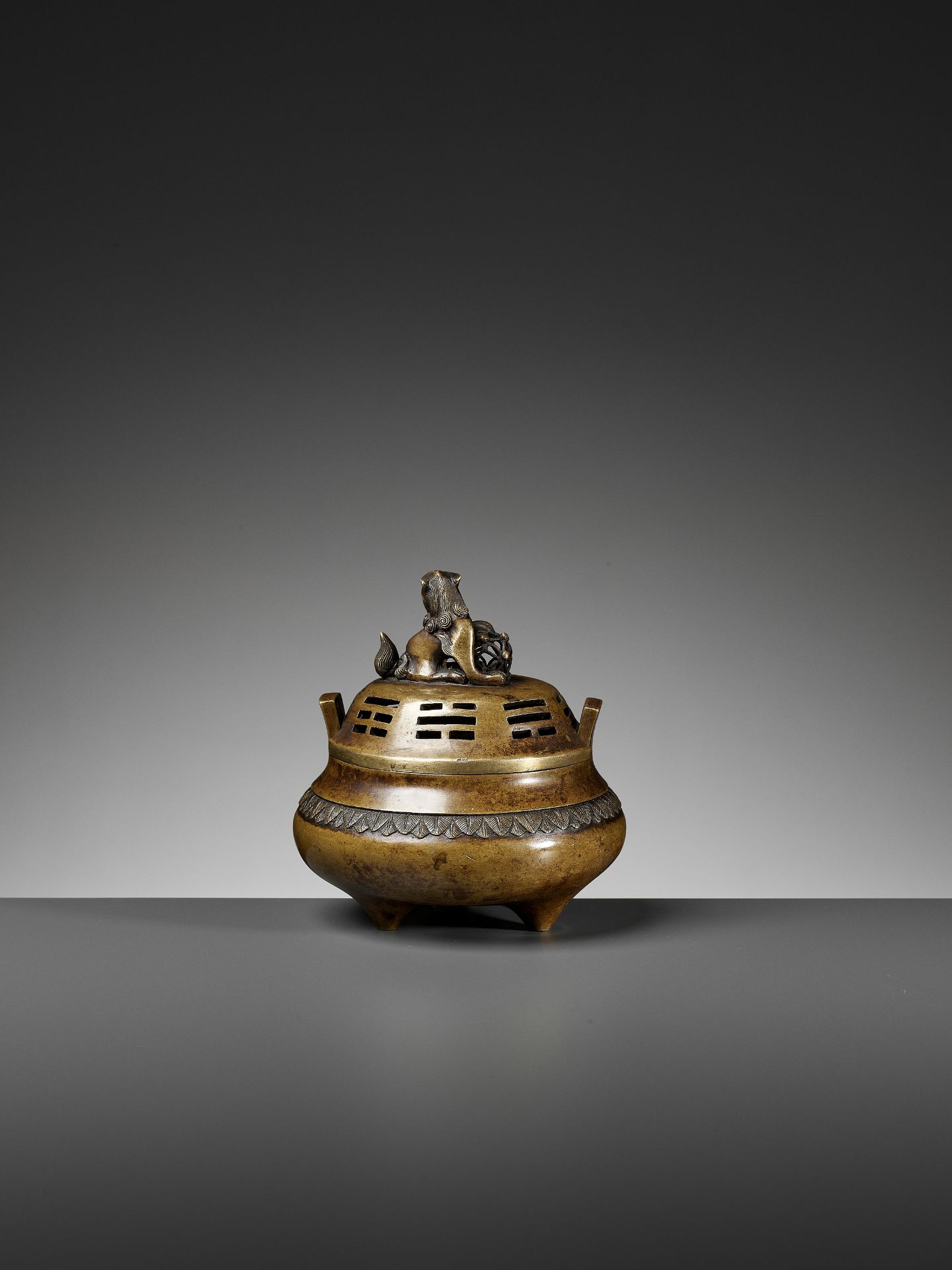 A 'BAGUA' BRONZE CENSER AND COVER, QING DYNASTY - Bild 6 aus 12