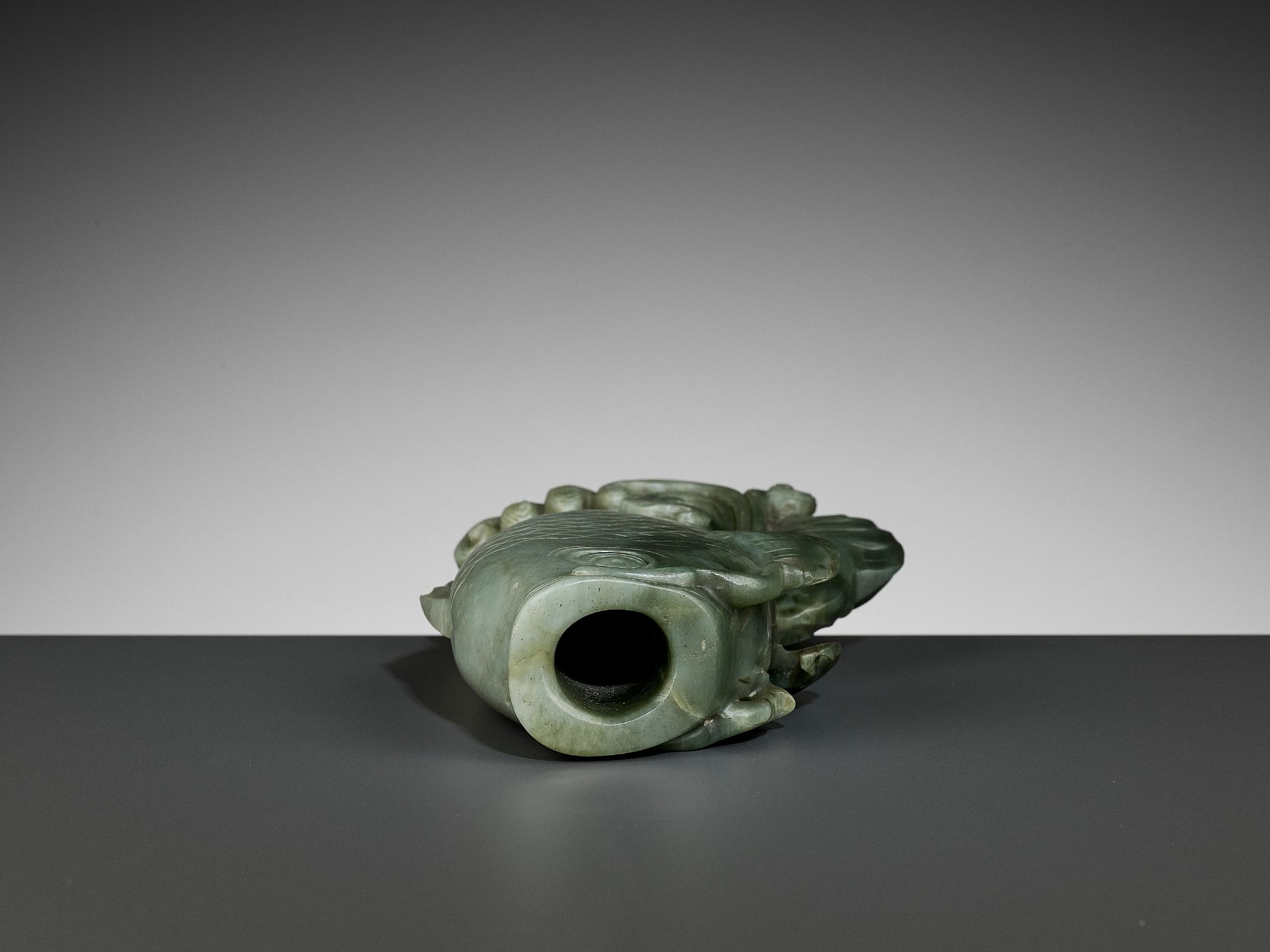 A GREEN JADE 'CARP' VASE, QING DYNASTY - Bild 10 aus 11