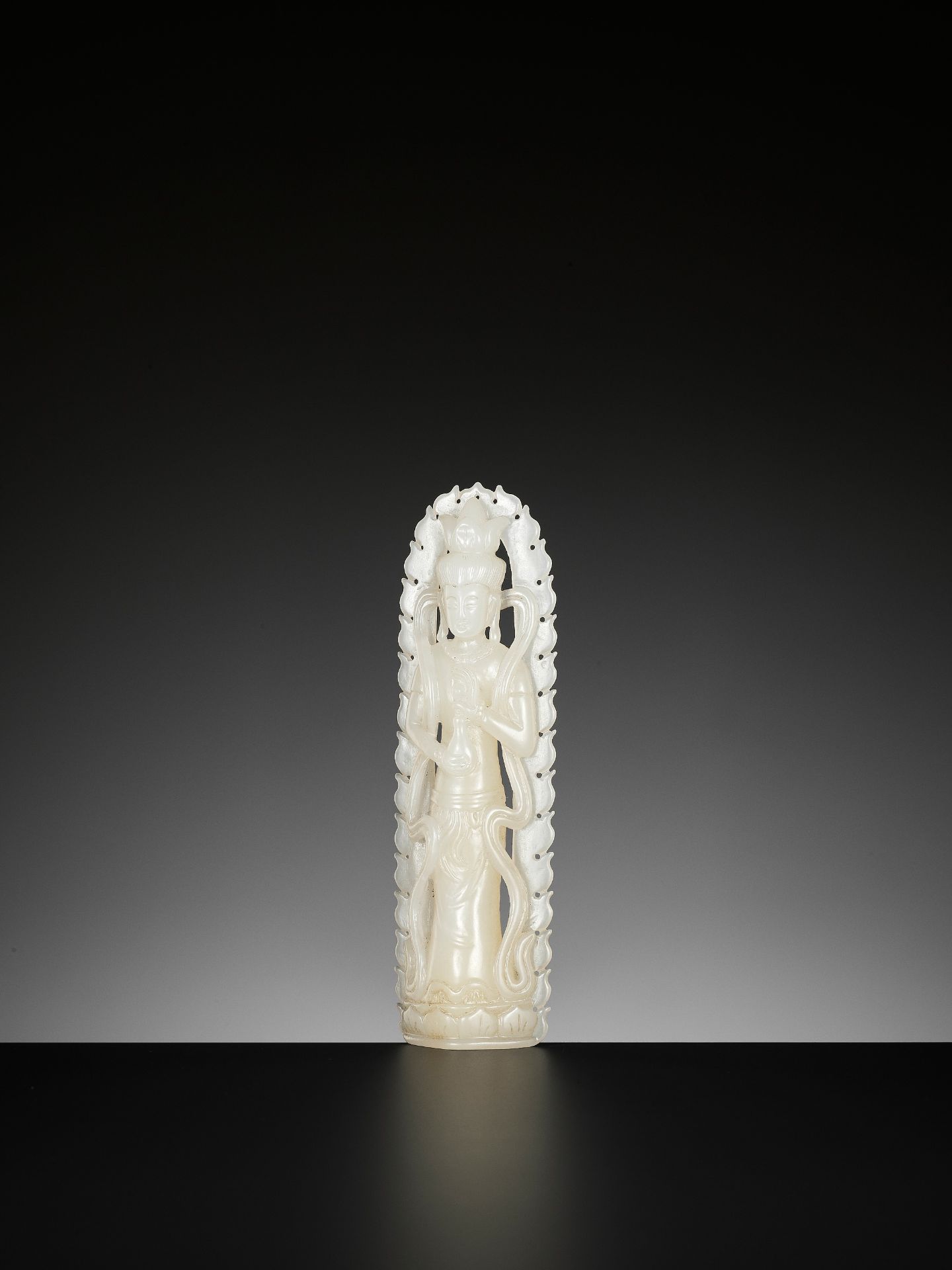 A WHITE JADE FIGURE OF GUANYIN, LATE QING TO REPUBLIC - Bild 2 aus 9