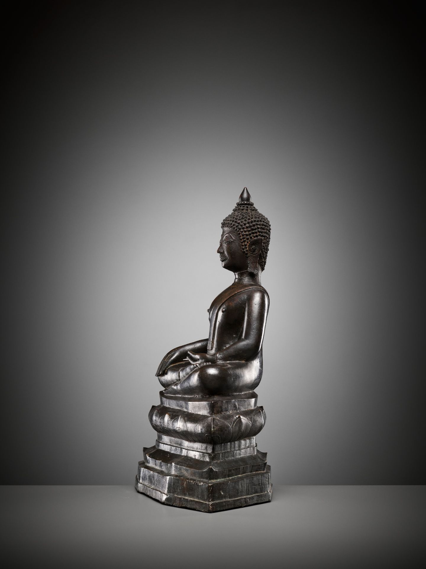 A BRONZE FIGURE OF BUDDHA SHAKYAMUNI, 16TH-17TH CENTURY - Bild 6 aus 11