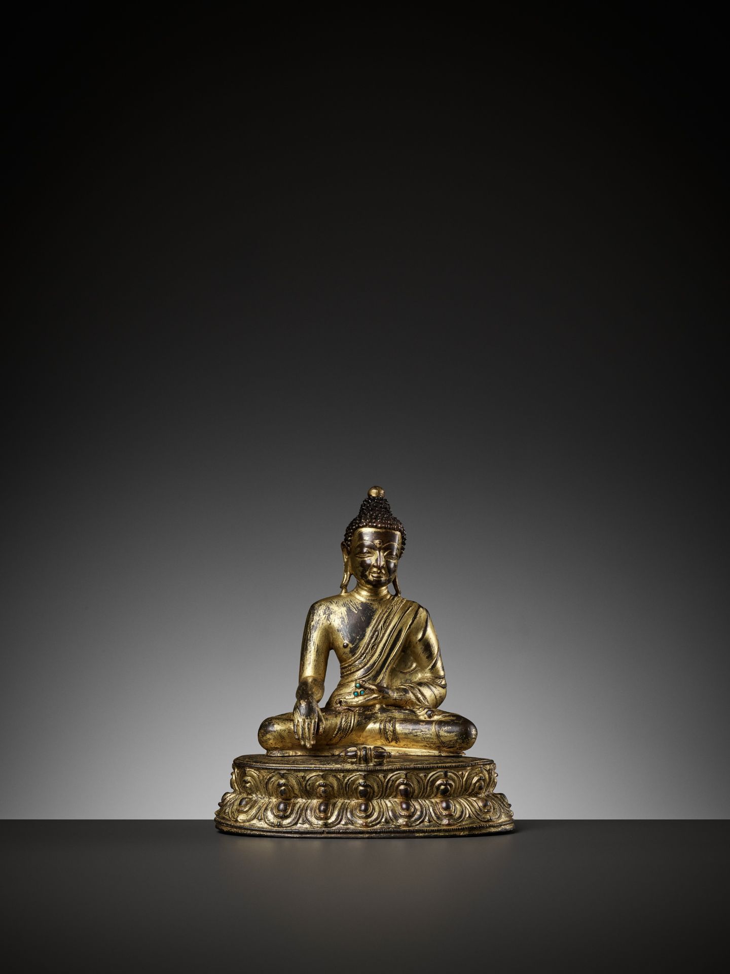 A GILT BRONZE FIGURE OF BUDDHA SHAKYAMUNI, 15TH CENTURY - Bild 10 aus 11