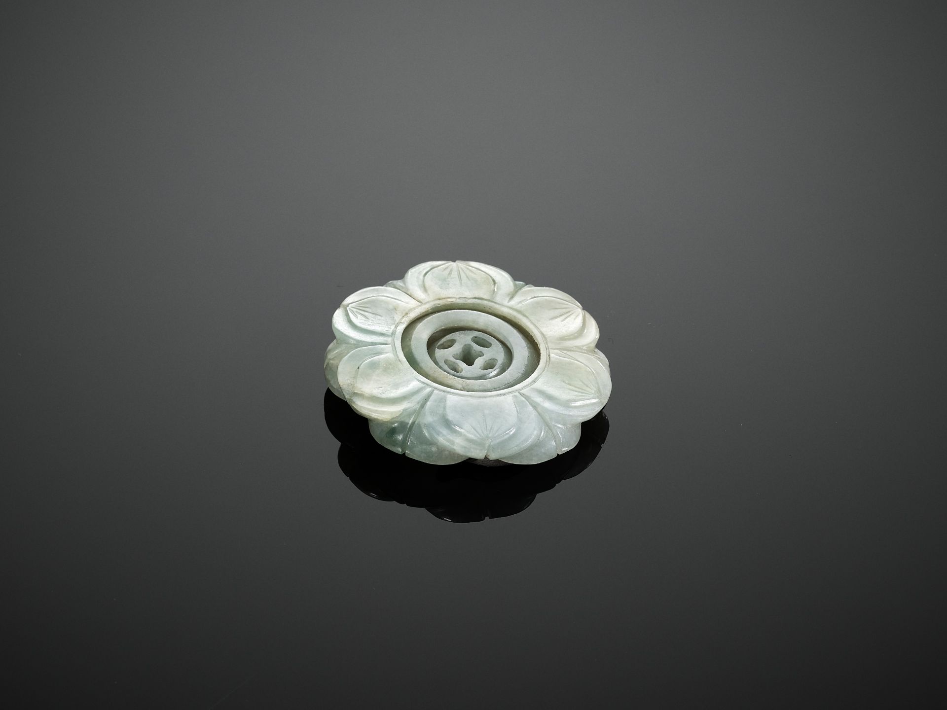 AN INTERLOCKING CELADON JADE LOTUS PENDANT, QING DYNASTY - Bild 6 aus 8