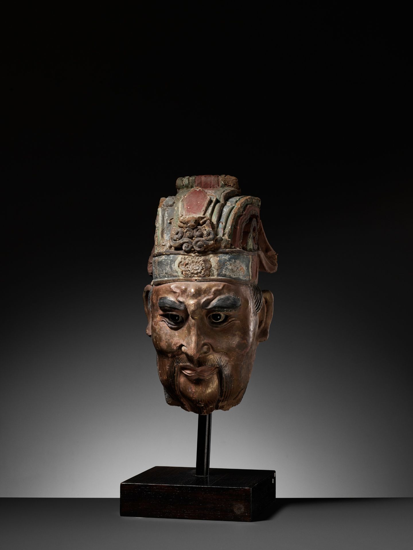 A LARGE PAINTED STUCCO HEAD OF A GUARDIAN KING, SONG TO MING DYNASTY - Bild 8 aus 16