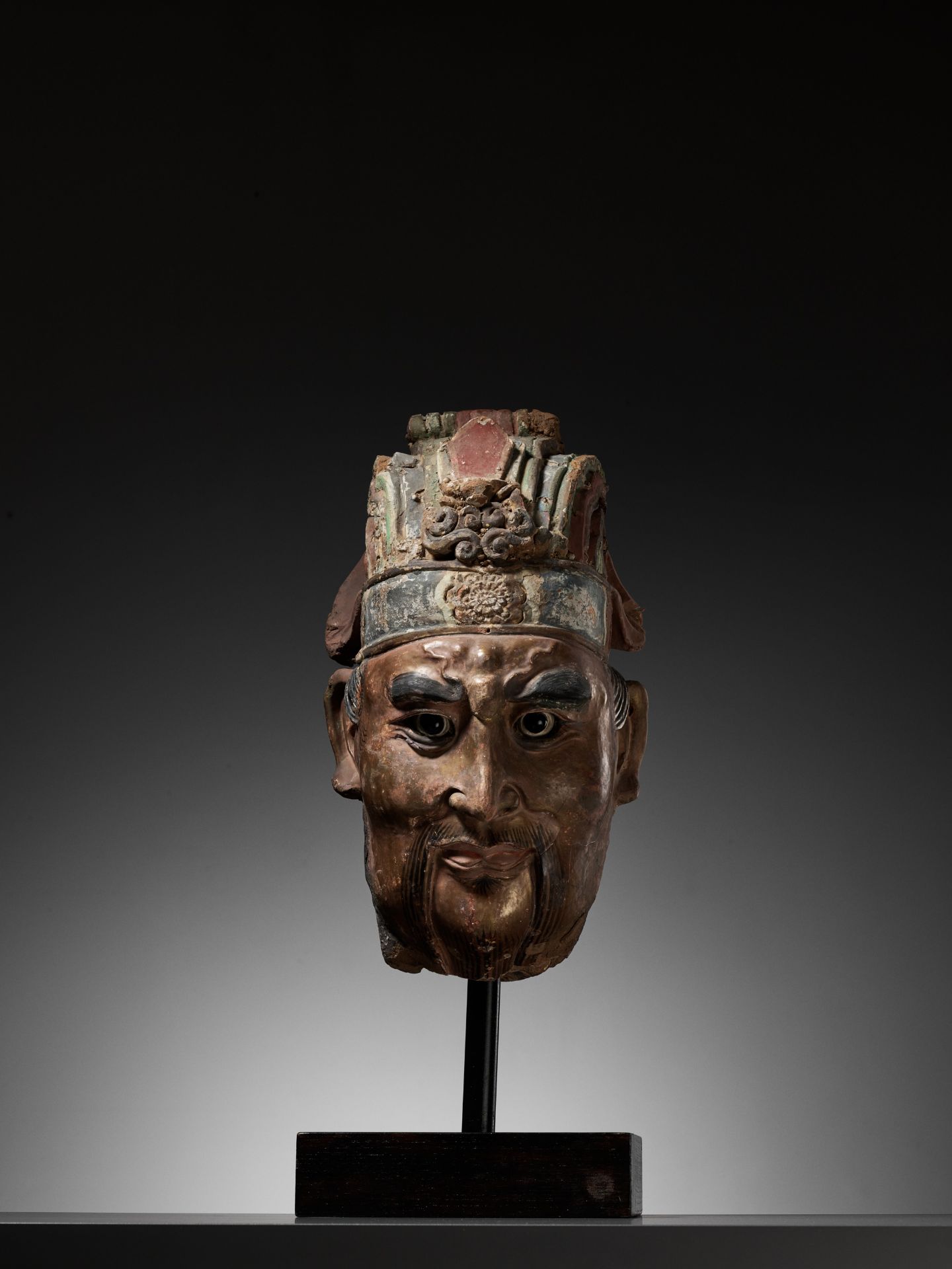 A LARGE PAINTED STUCCO HEAD OF A GUARDIAN KING, SONG TO MING DYNASTY - Bild 15 aus 16