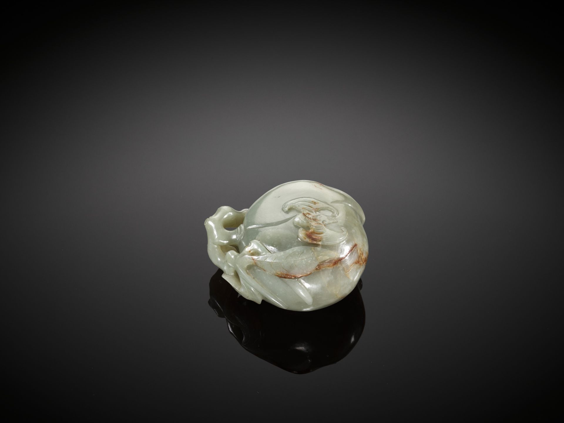 A DEEP CELADON AND RUSSET JADE 'PEACH AND BAT' GROUP, EARLY QING DYNASTY - Bild 2 aus 13