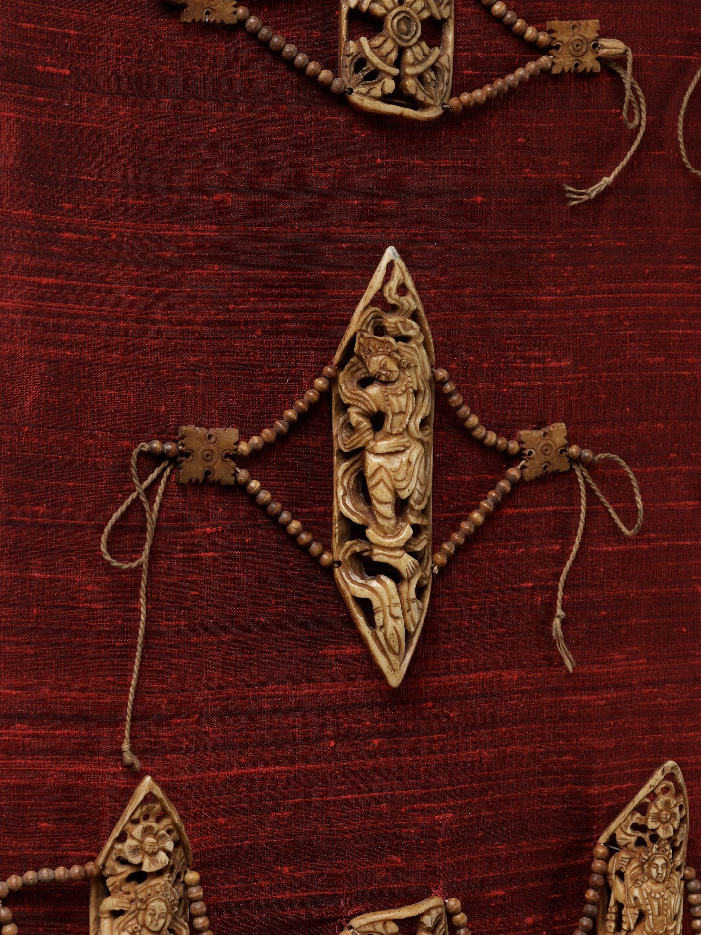 A TIBETAN RITUAL BONE APRON, 18TH-19TH CENTURY - Bild 3 aus 8