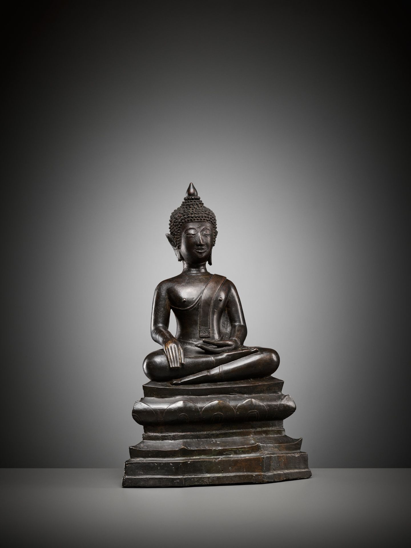 A BRONZE FIGURE OF BUDDHA SHAKYAMUNI, 16TH-17TH CENTURY - Bild 2 aus 11