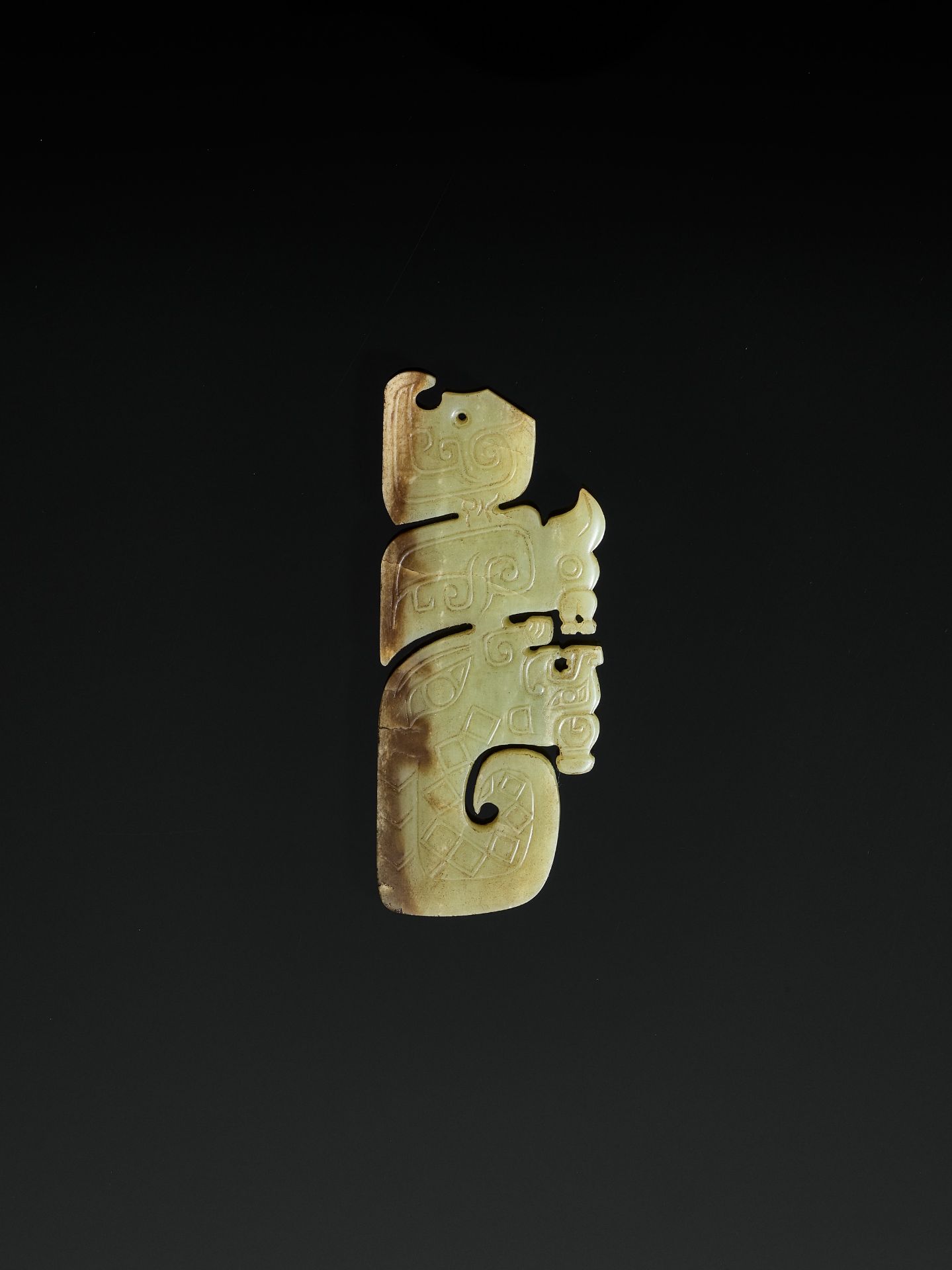 A CELADON JADE PENDANT, WESTERN ZHOU DYNASTY - Bild 2 aus 7