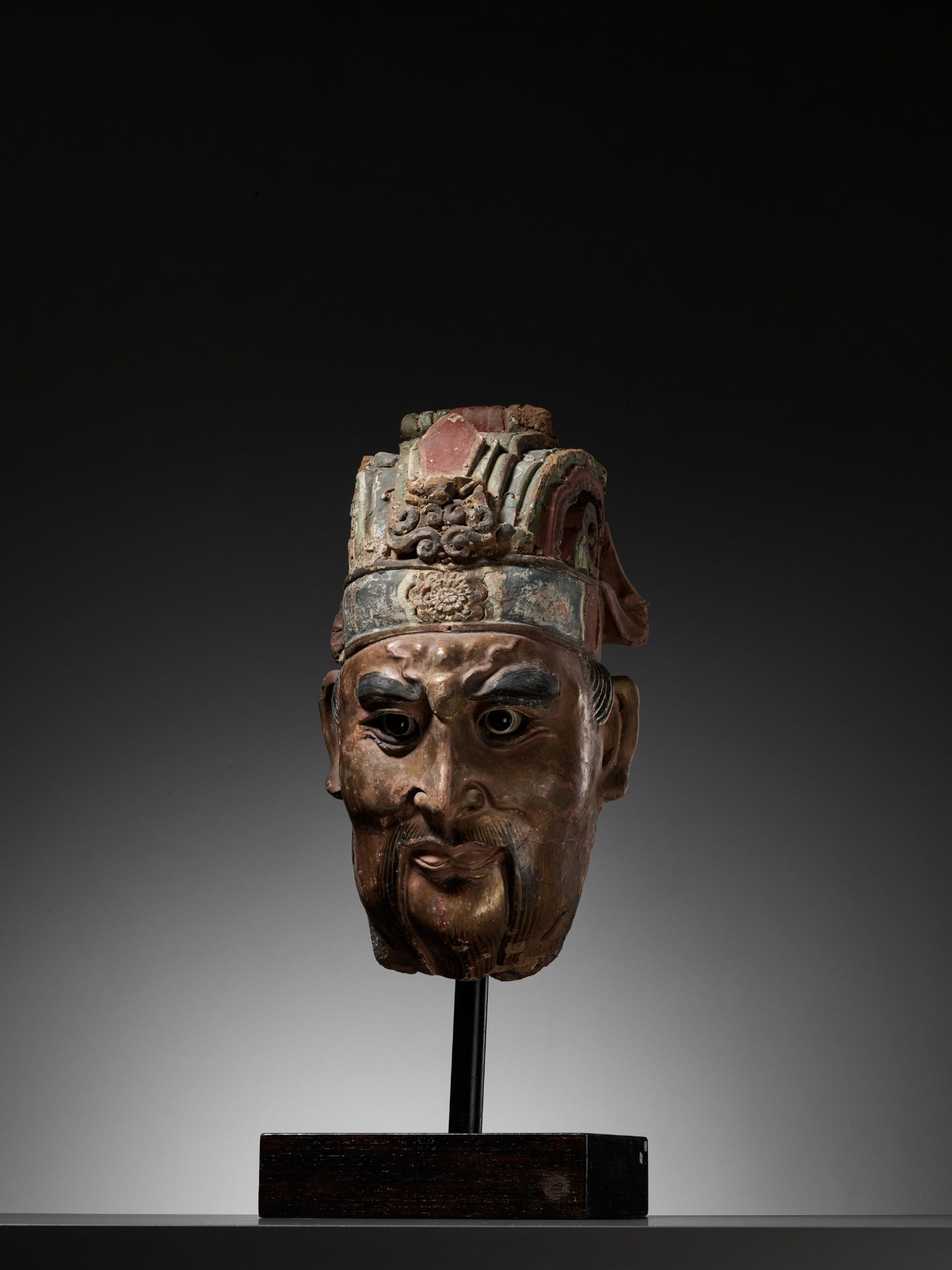 A LARGE PAINTED STUCCO HEAD OF A GUARDIAN KING, SONG TO MING DYNASTY - Bild 7 aus 16