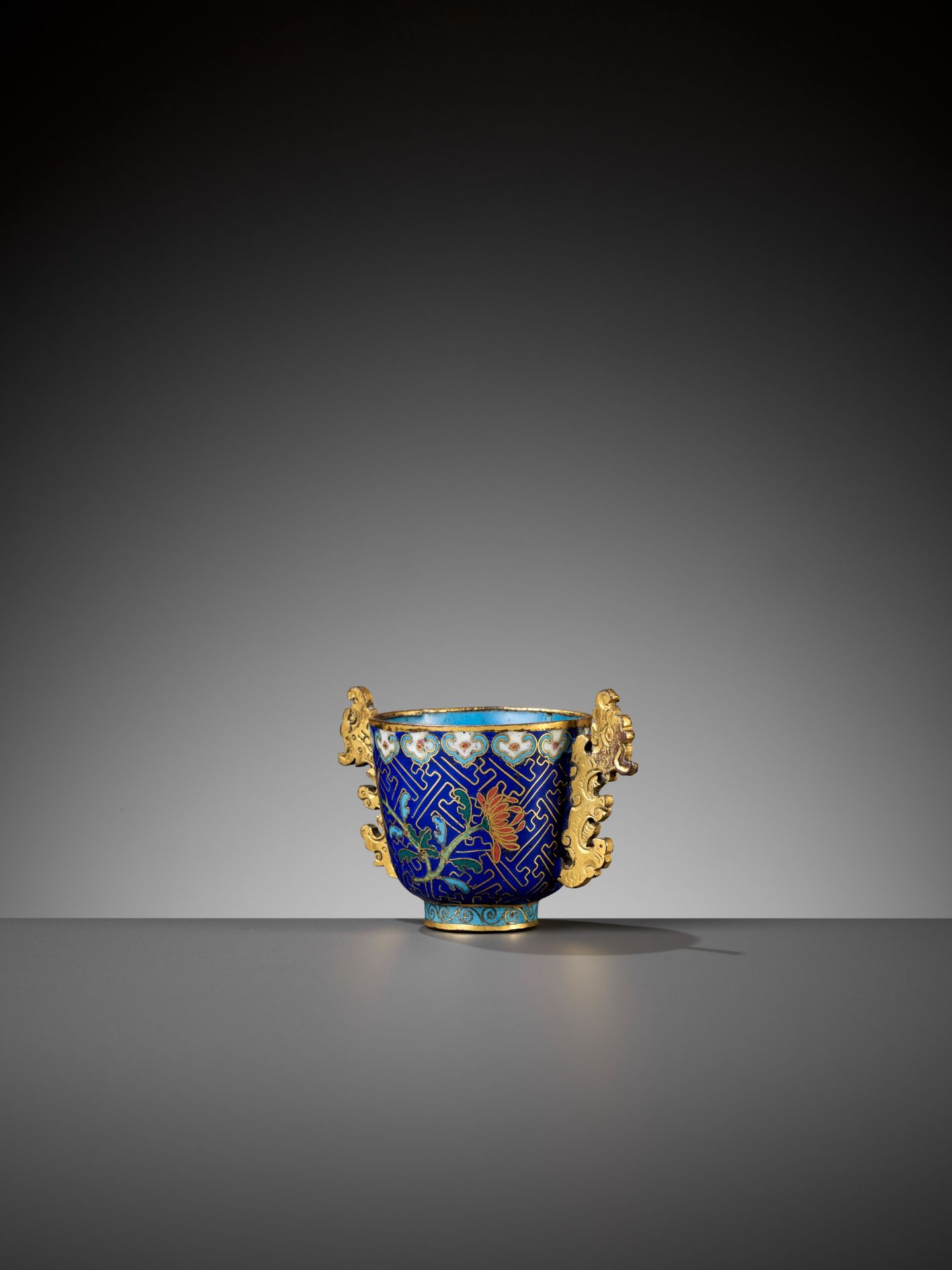 A RARE GILT-BRONZE CLOISONNE ENAMEL CUP, QING DYNASTY - Bild 6 aus 9