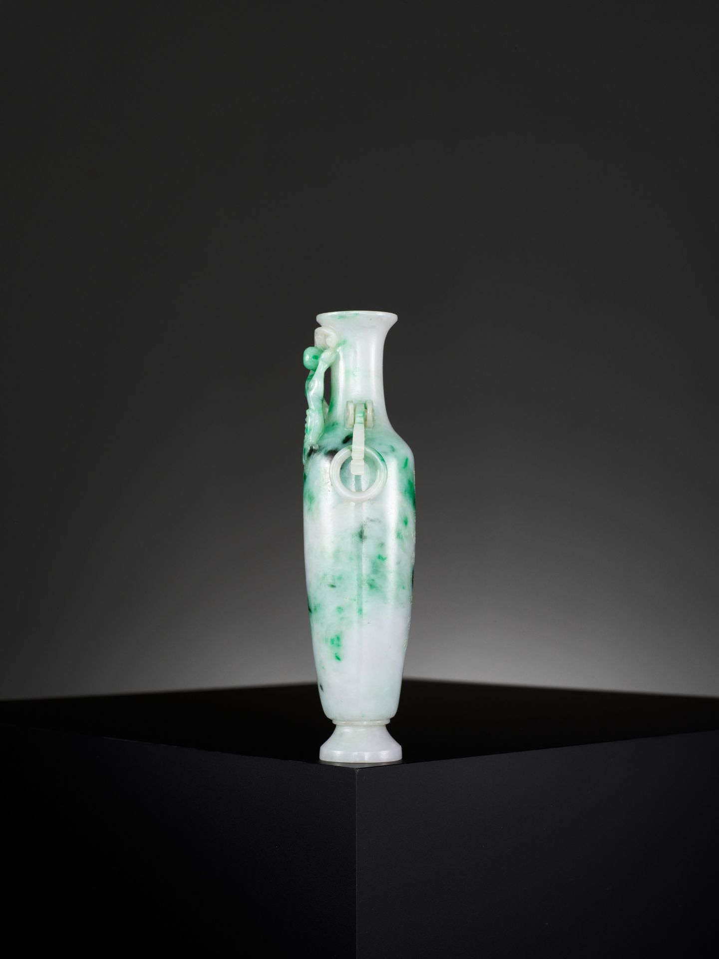 A FINE JADEITE 'CHILONG' AMPHORA VASE, QING DYNASTY - Bild 11 aus 15