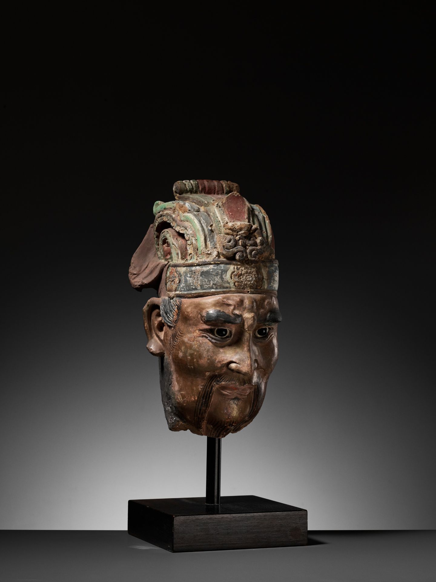 A LARGE PAINTED STUCCO HEAD OF A GUARDIAN KING, SONG TO MING DYNASTY - Bild 13 aus 16