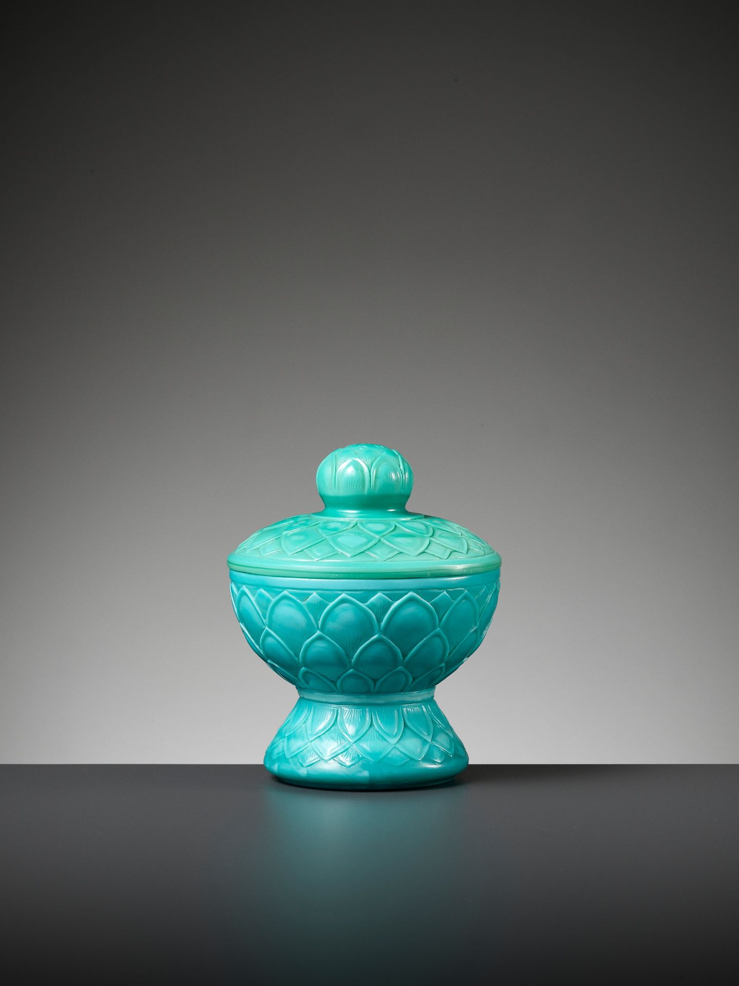 A RARE TURQUOISE PEKING GLASS STEM BOWL AND COVER, QIANLONG MARK AND PERIOD - Bild 9 aus 12