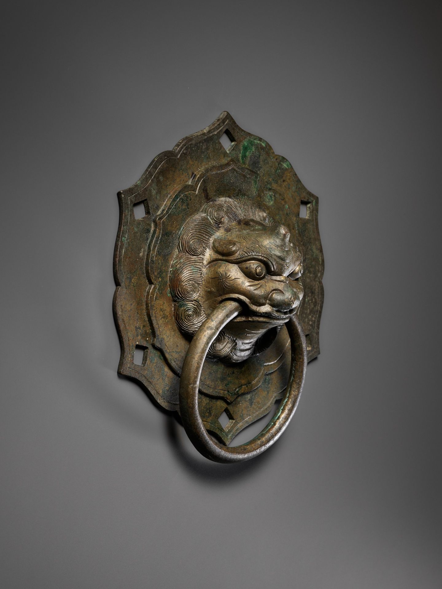 A BRONZE 'LUDUAN' DOOR KNOCKER, MING DYNASTY - Bild 2 aus 9