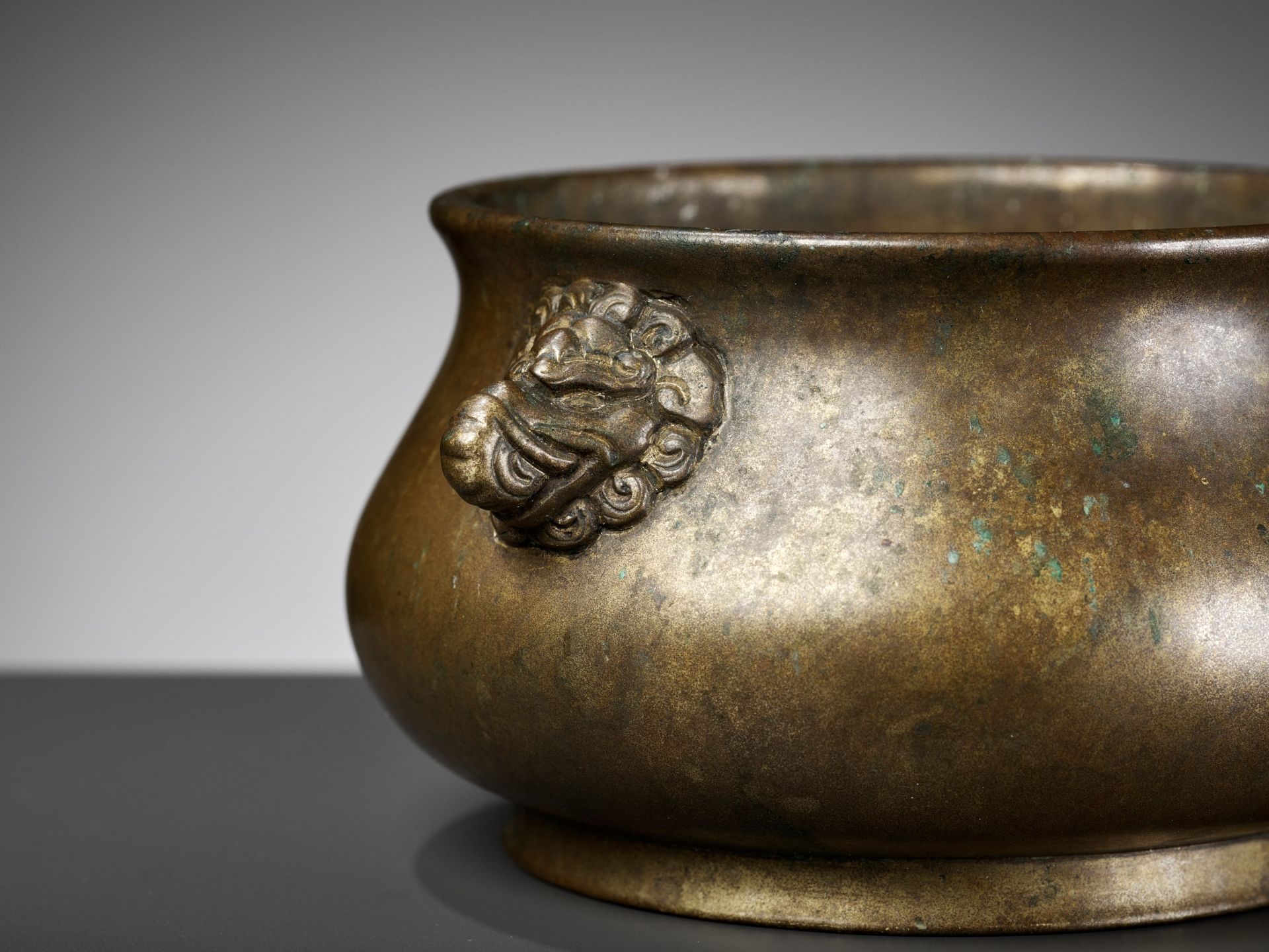 A 'MAKARA' BRONZE CENSER, QING DYNASTY - Bild 2 aus 13