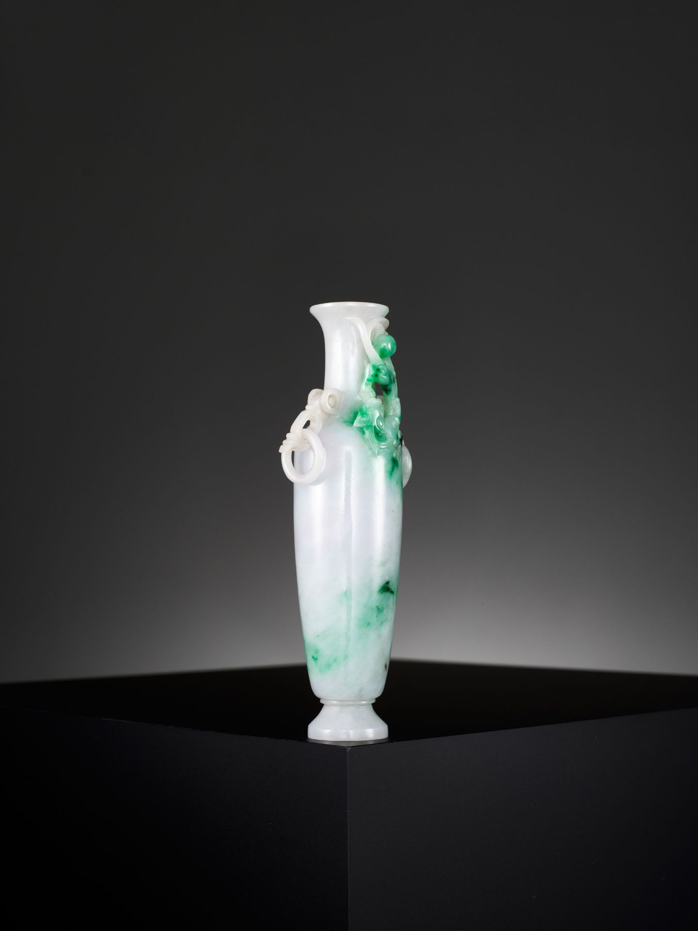 A FINE JADEITE 'CHILONG' AMPHORA VASE, QING DYNASTY - Bild 10 aus 15