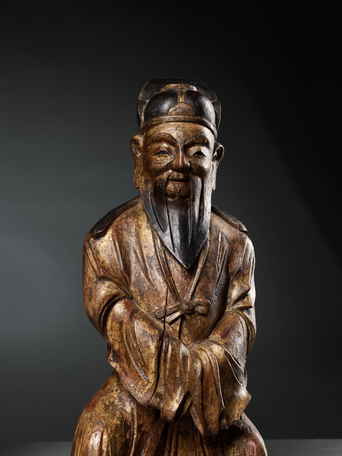 A PAIR OF GILT-LACQUERED HARDWOOD FIGURES OF DAOIST IMMORTALS, MING DYNASTY - Bild 3 aus 10