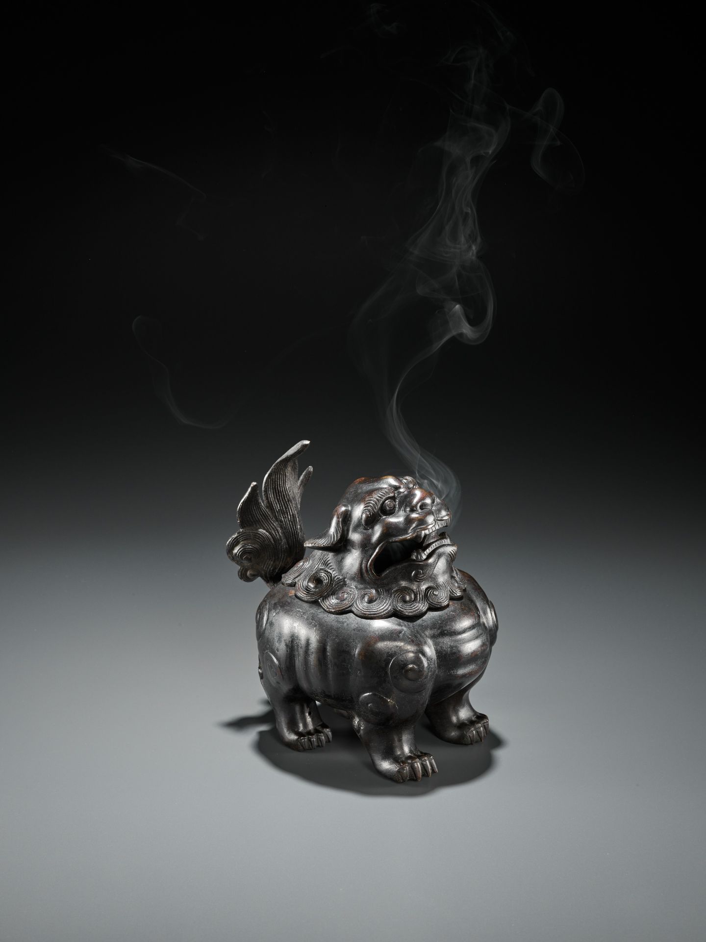 A BRONZE 'BUDDHIST LION' CENSER AND COVER, QING DYNASTY - Bild 16 aus 16