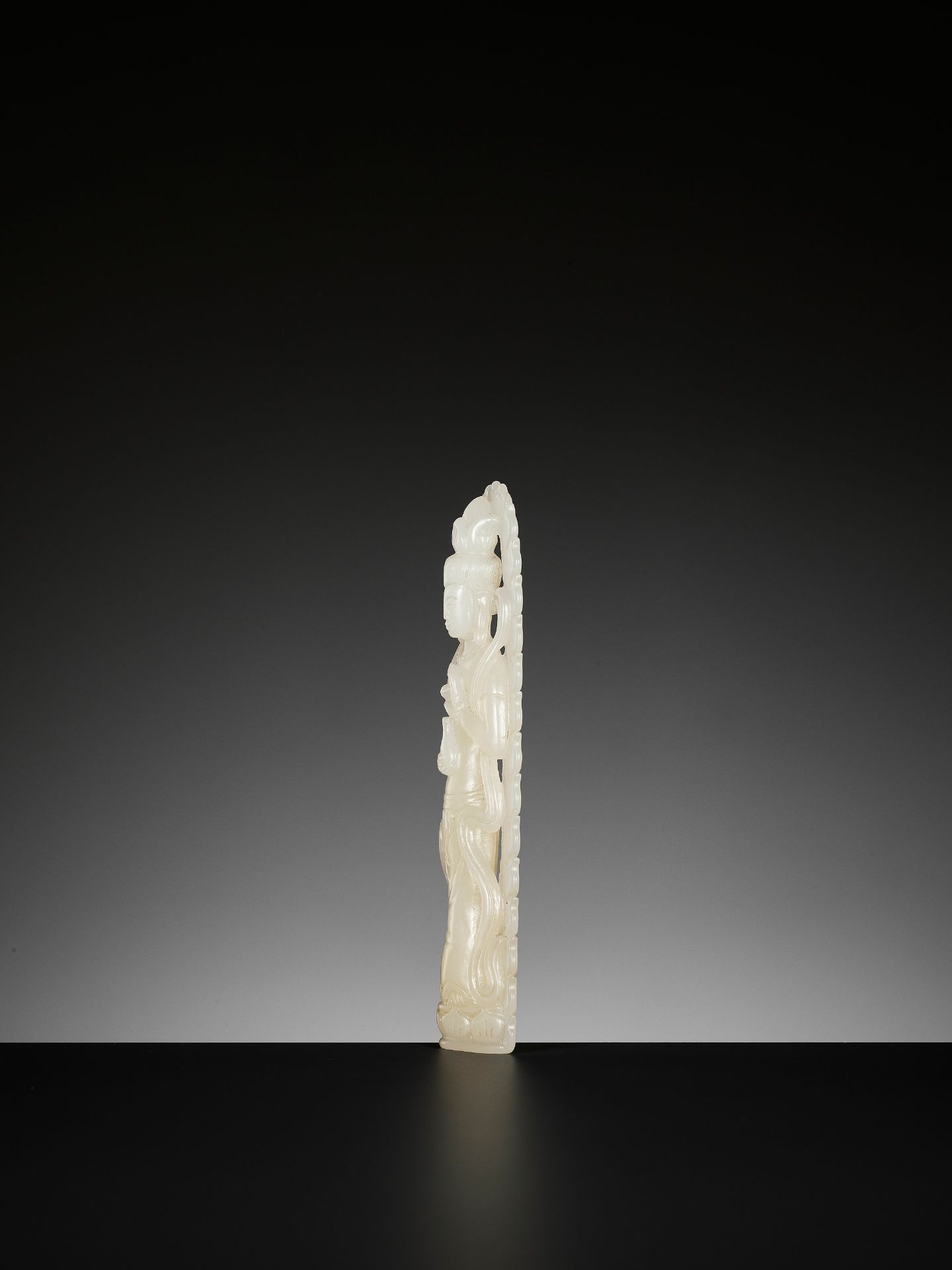 A WHITE JADE FIGURE OF GUANYIN, LATE QING TO REPUBLIC - Bild 5 aus 9