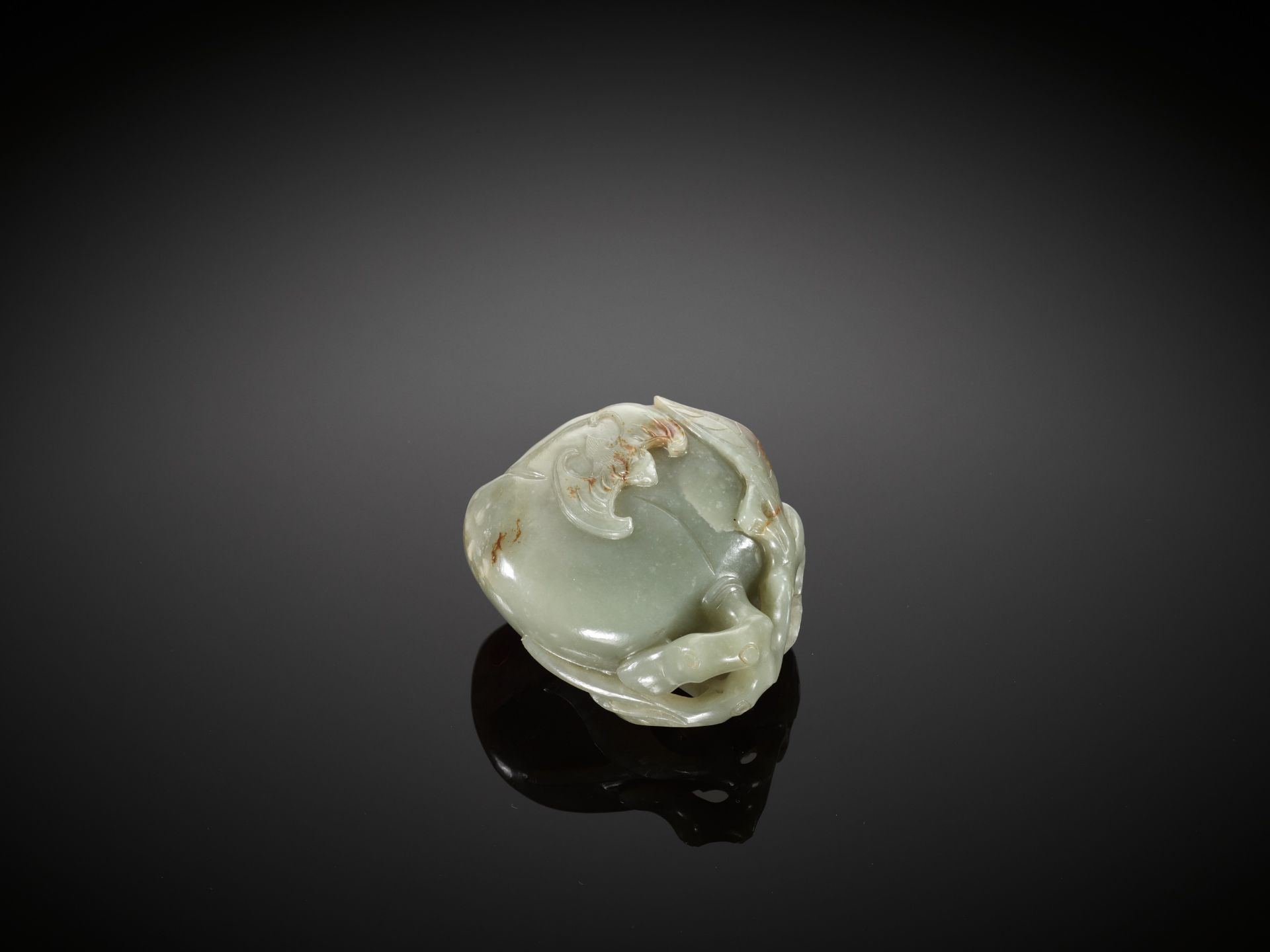 A DEEP CELADON AND RUSSET JADE 'PEACH AND BAT' GROUP, EARLY QING DYNASTY - Bild 7 aus 13