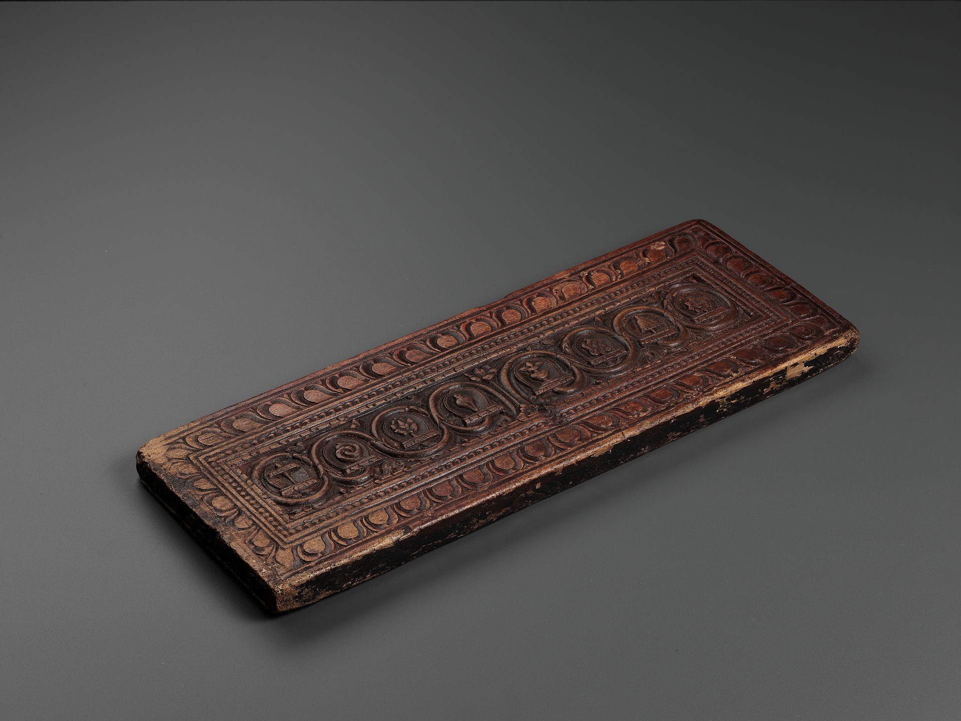 A CARVED WOOD 'EIGHT AUSPICIOUS SYMBOLS' MANUSCRIPT COVER - Bild 6 aus 8