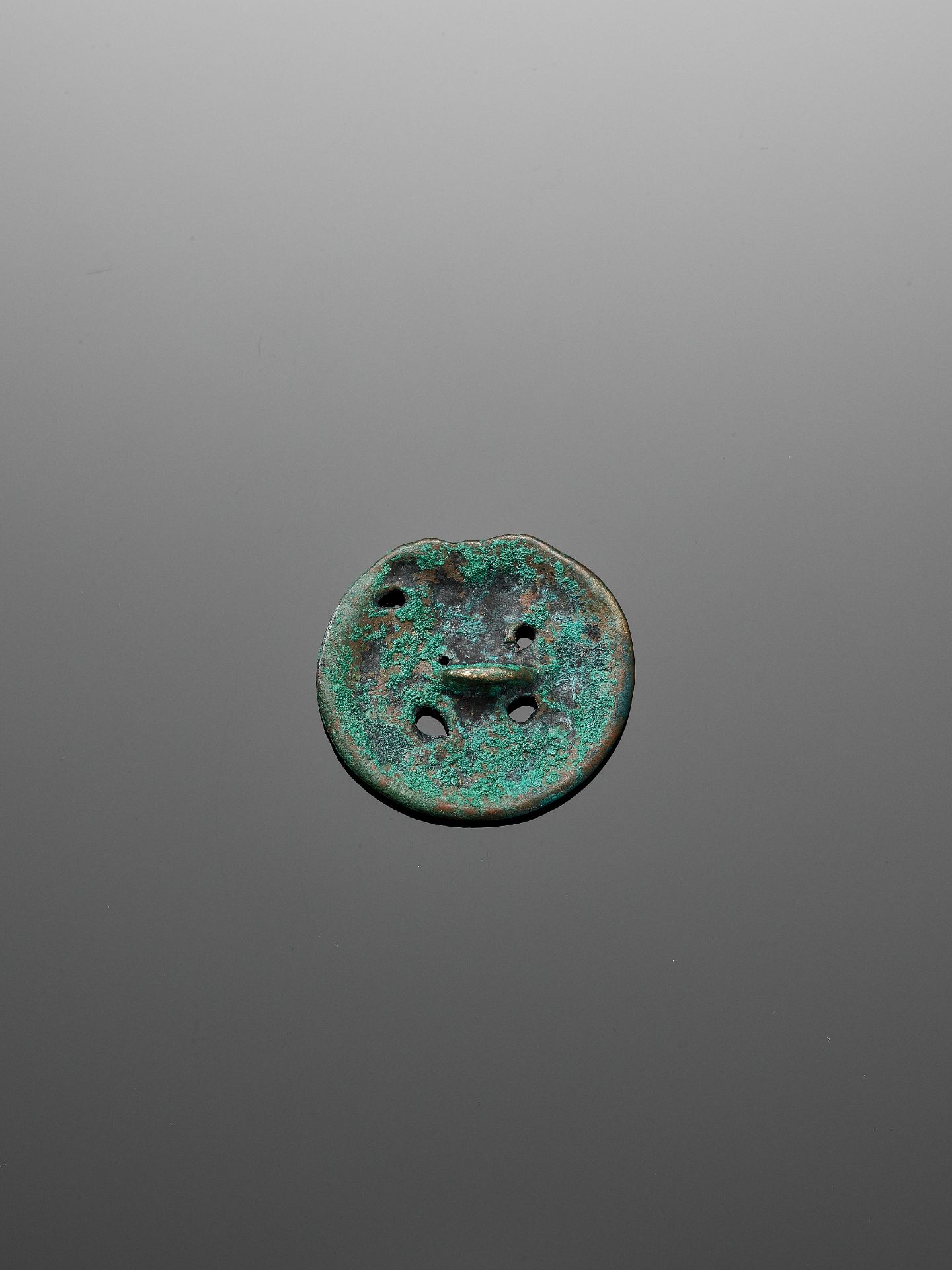 A SMALL ORDOS BRONZE PLAQUE, 7TH-6TH CENTURY BC - Bild 7 aus 7