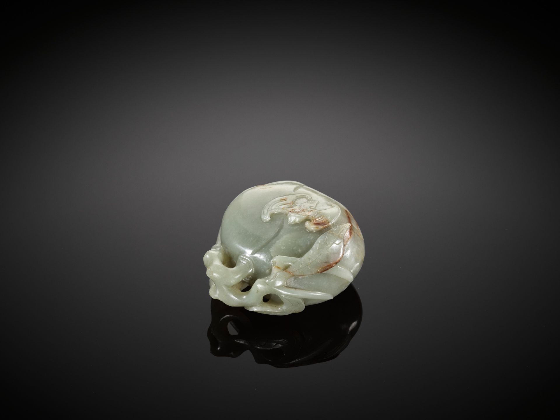 A DEEP CELADON AND RUSSET JADE 'PEACH AND BAT' GROUP, EARLY QING DYNASTY - Bild 12 aus 13