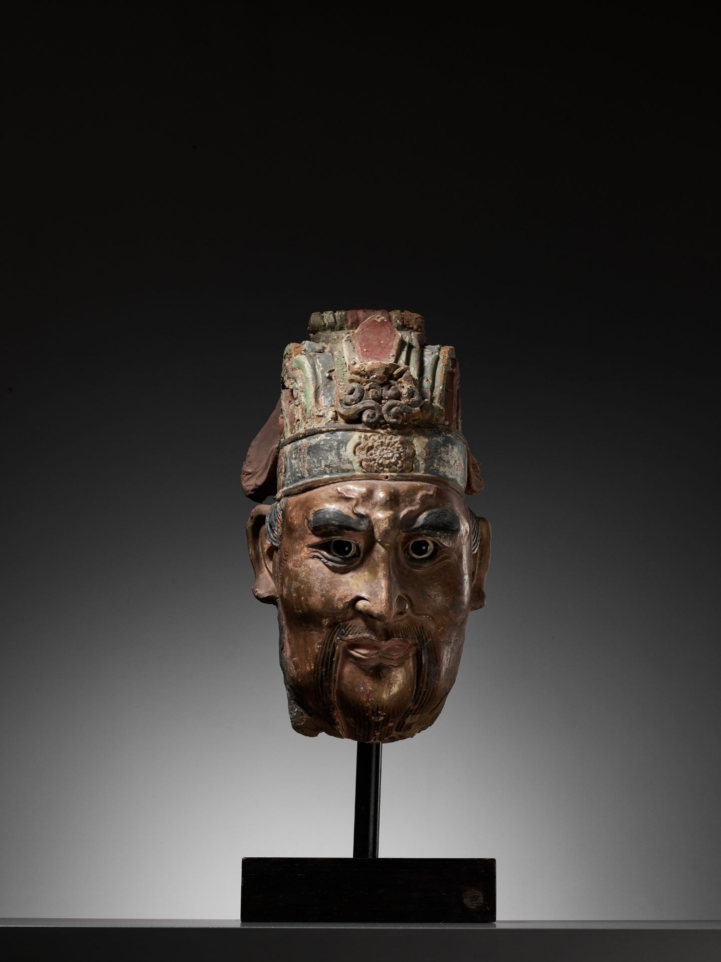 A LARGE PAINTED STUCCO HEAD OF A GUARDIAN KING, SONG TO MING DYNASTY - Bild 5 aus 16