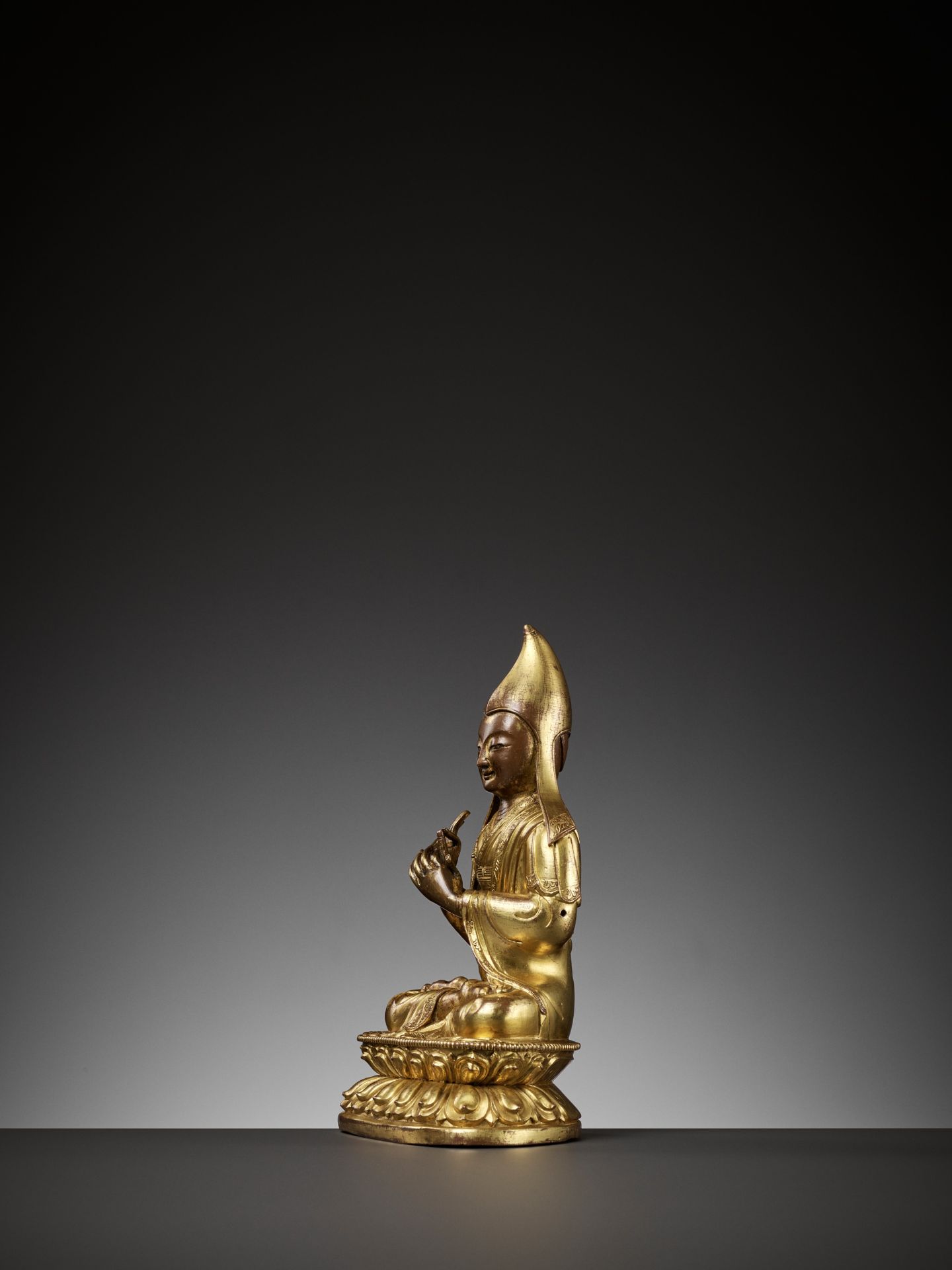 A GILT-COPPER REPOUSSE FIGURE OF A LAMA, 18TH CENTURY - Bild 6 aus 10