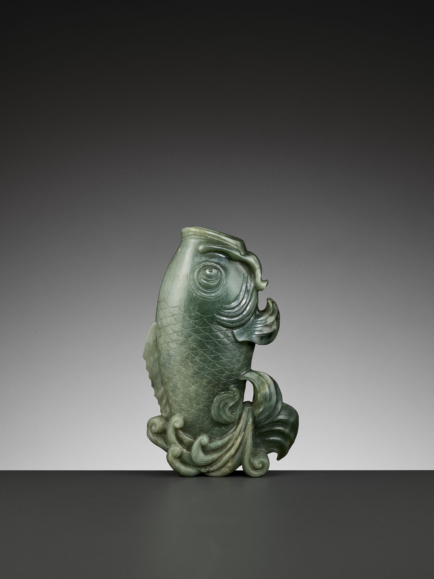 A GREEN JADE 'CARP' VASE, QING DYNASTY - Bild 9 aus 11