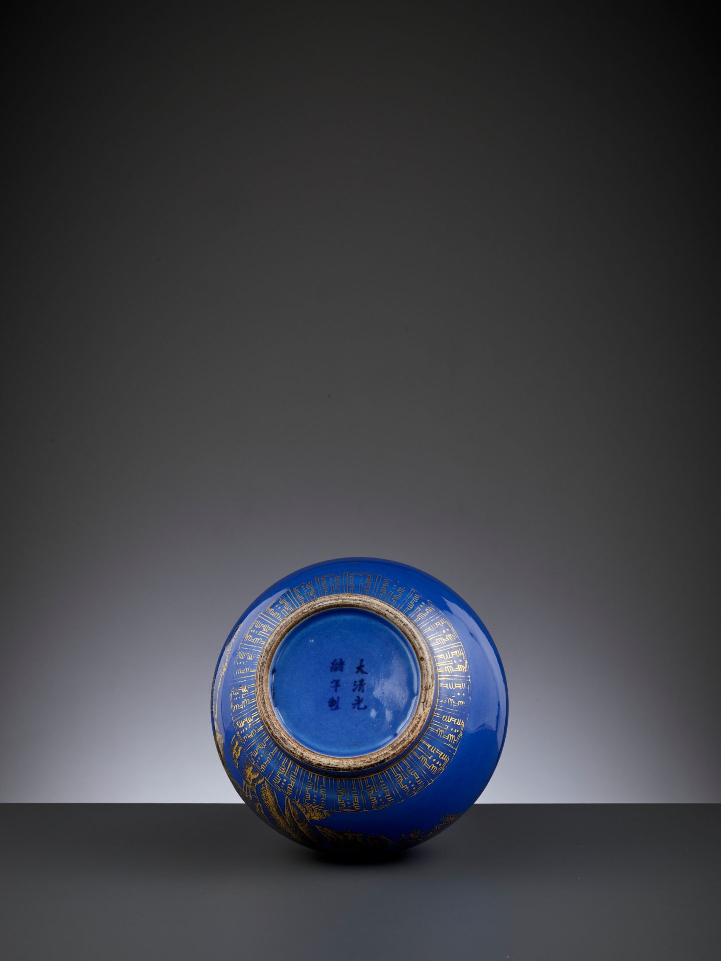 A POWDER-BLUE-GROUND GILT-DECORATED 'DEER AND CRANE' BOTTLE VASE, GUANGXU MARK AND PERIOD - Bild 2 aus 12