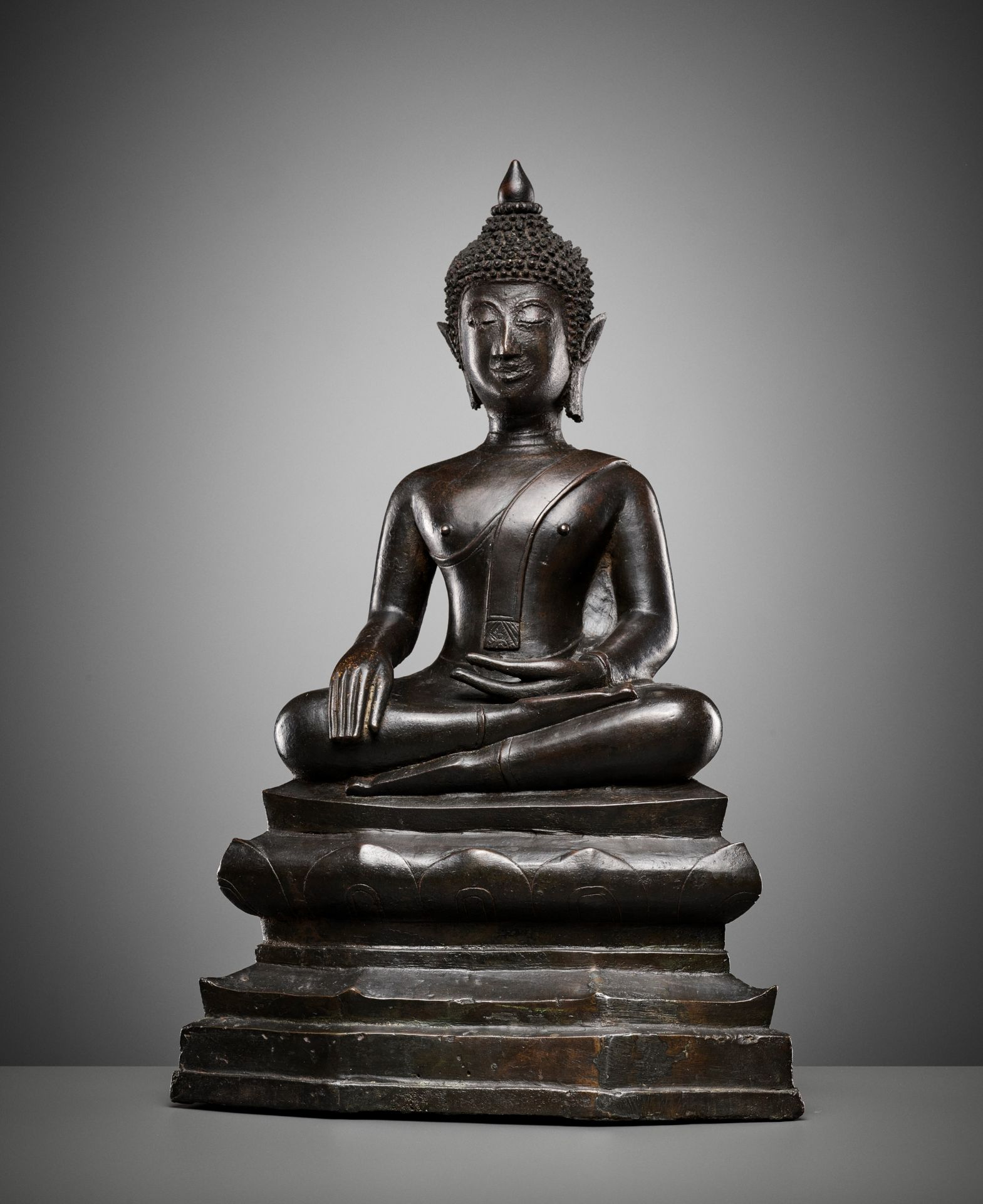 A BRONZE FIGURE OF BUDDHA SHAKYAMUNI, 16TH-17TH CENTURY