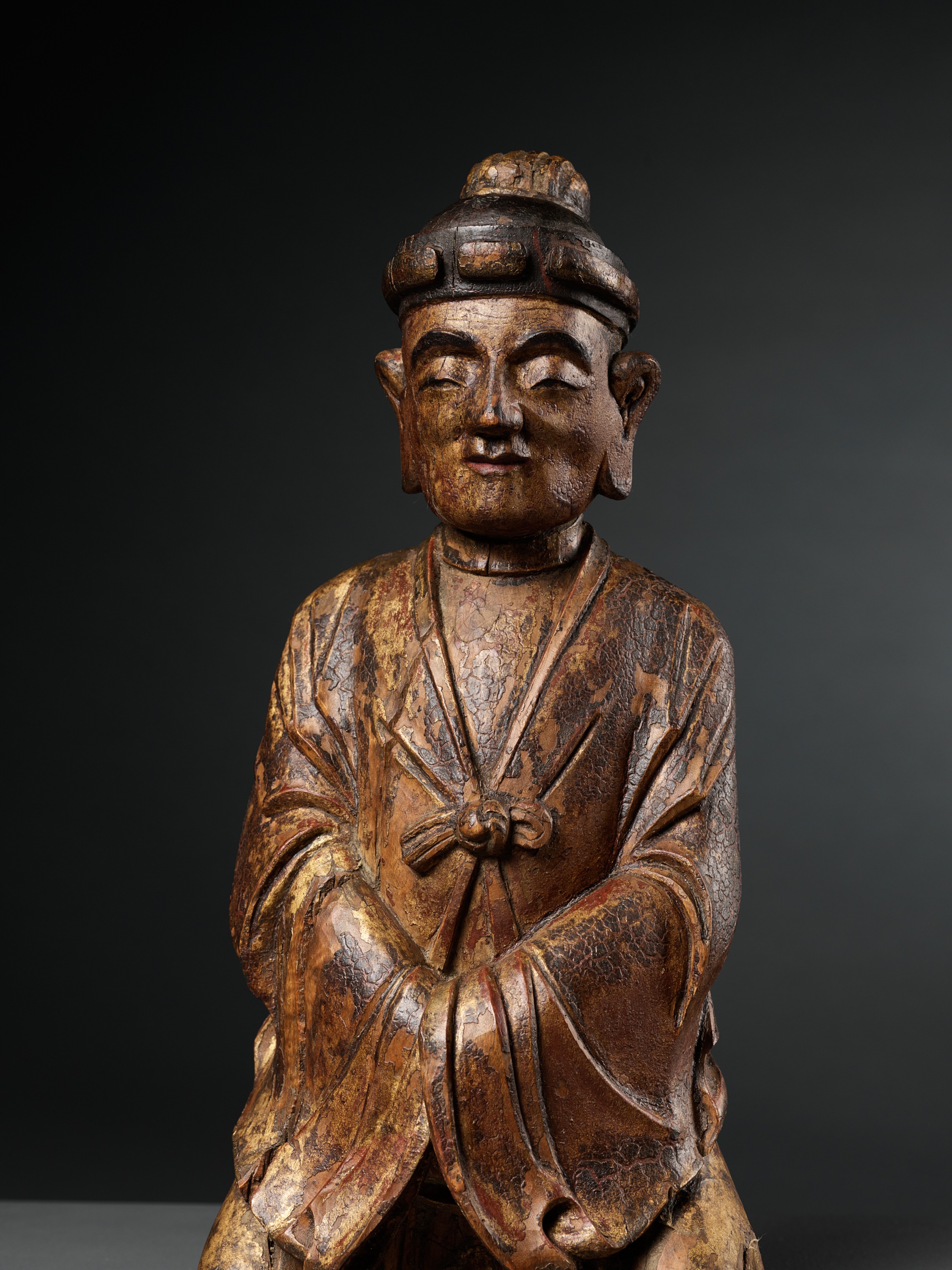 A PAIR OF GILT-LACQUERED HARDWOOD FIGURES OF DAOIST IMMORTALS, MING DYNASTY - Image 4 of 10