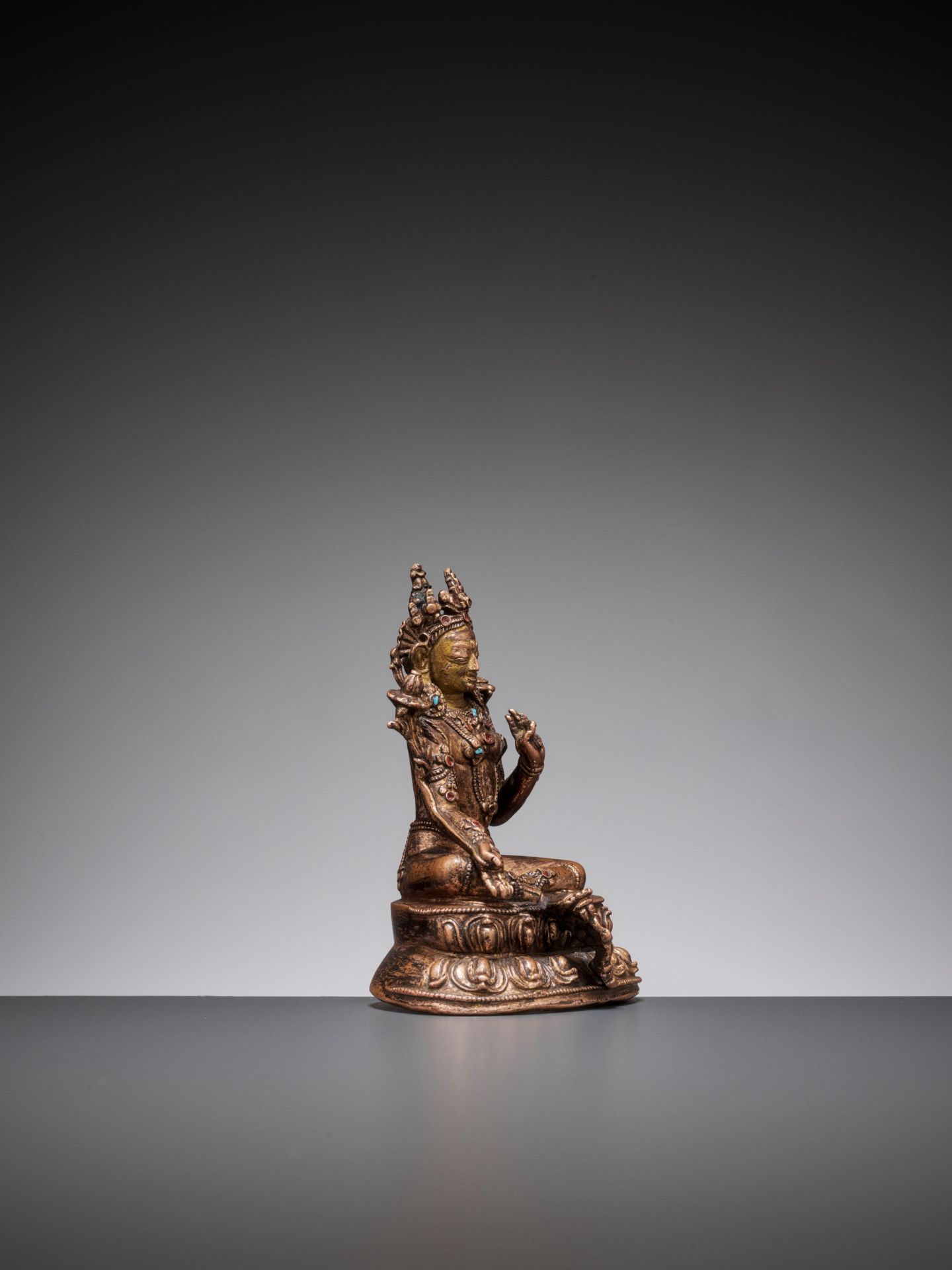 A GILT BRONZE FIGURE OF GREEN TARA, 15TH-16TH CENTURY - Bild 9 aus 10