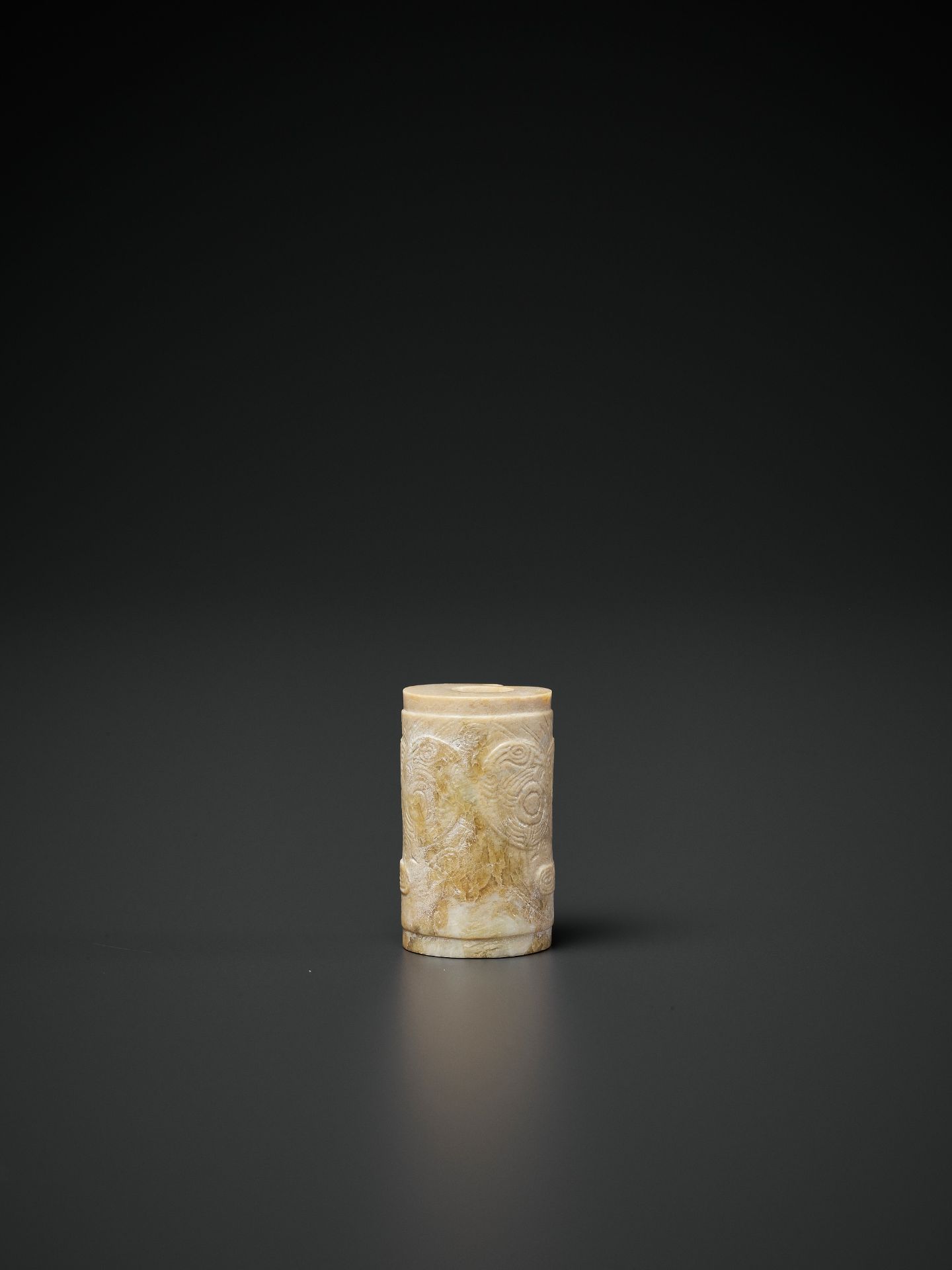 A CARVED CYLINDRICAL JADE BEAD, LIANGZHU CULTURE - Bild 2 aus 9