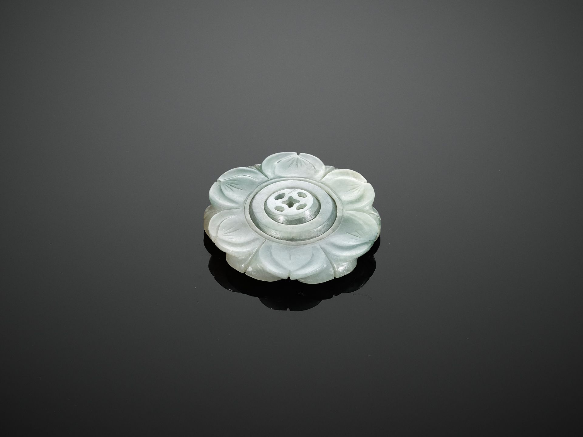 AN INTERLOCKING CELADON JADE LOTUS PENDANT, QING DYNASTY - Bild 7 aus 8