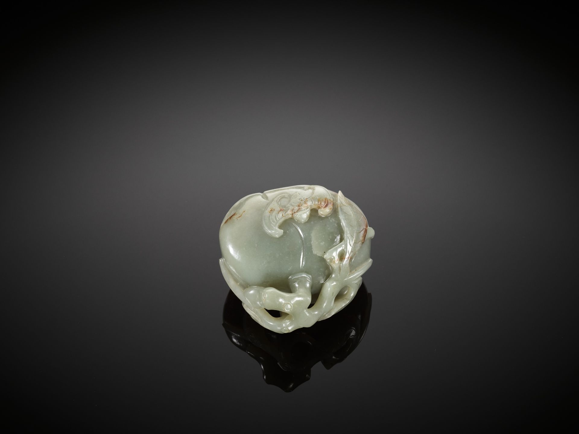 A DEEP CELADON AND RUSSET JADE 'PEACH AND BAT' GROUP, EARLY QING DYNASTY - Bild 9 aus 13