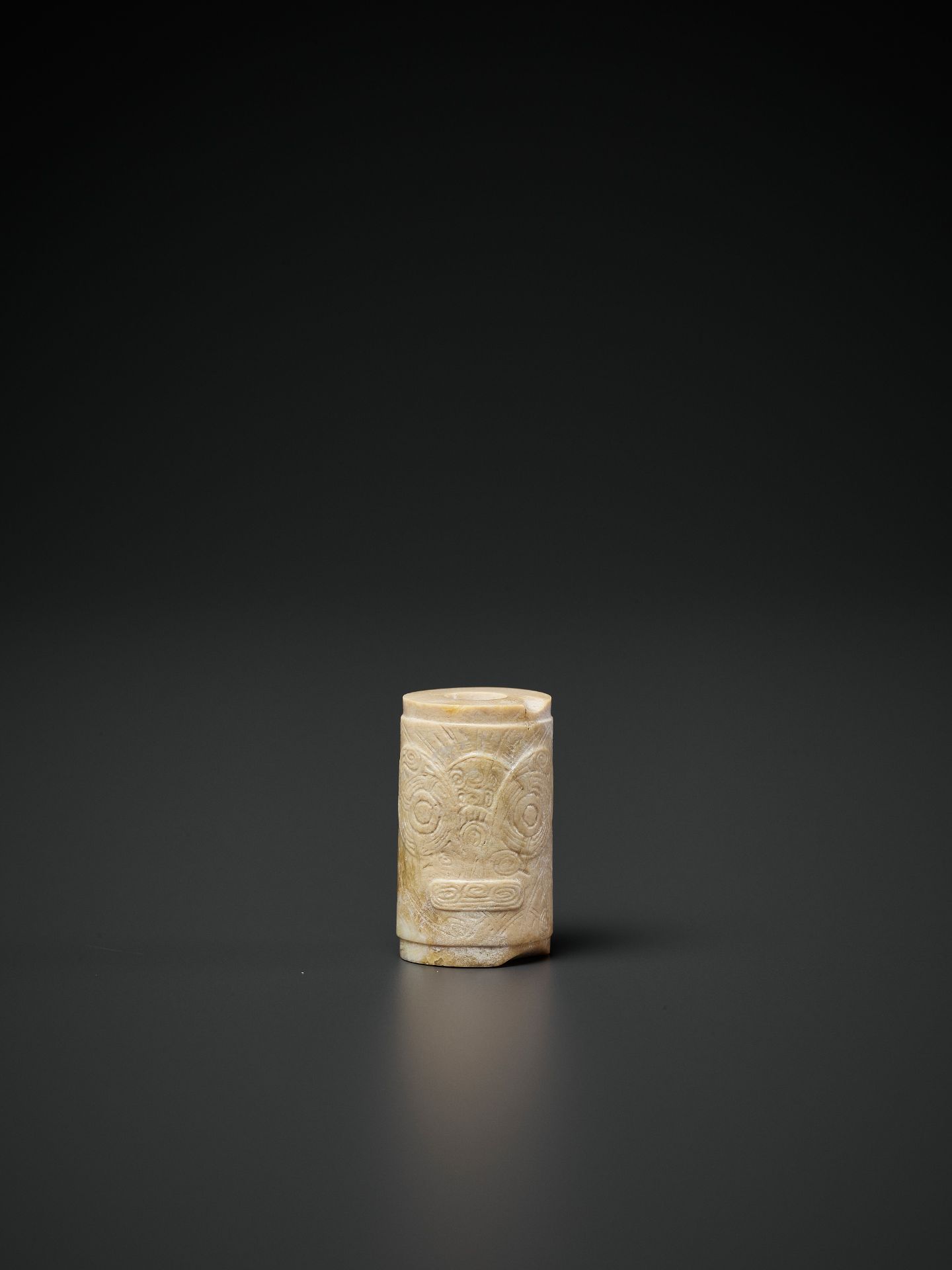 A CARVED CYLINDRICAL JADE BEAD, LIANGZHU CULTURE - Bild 3 aus 9