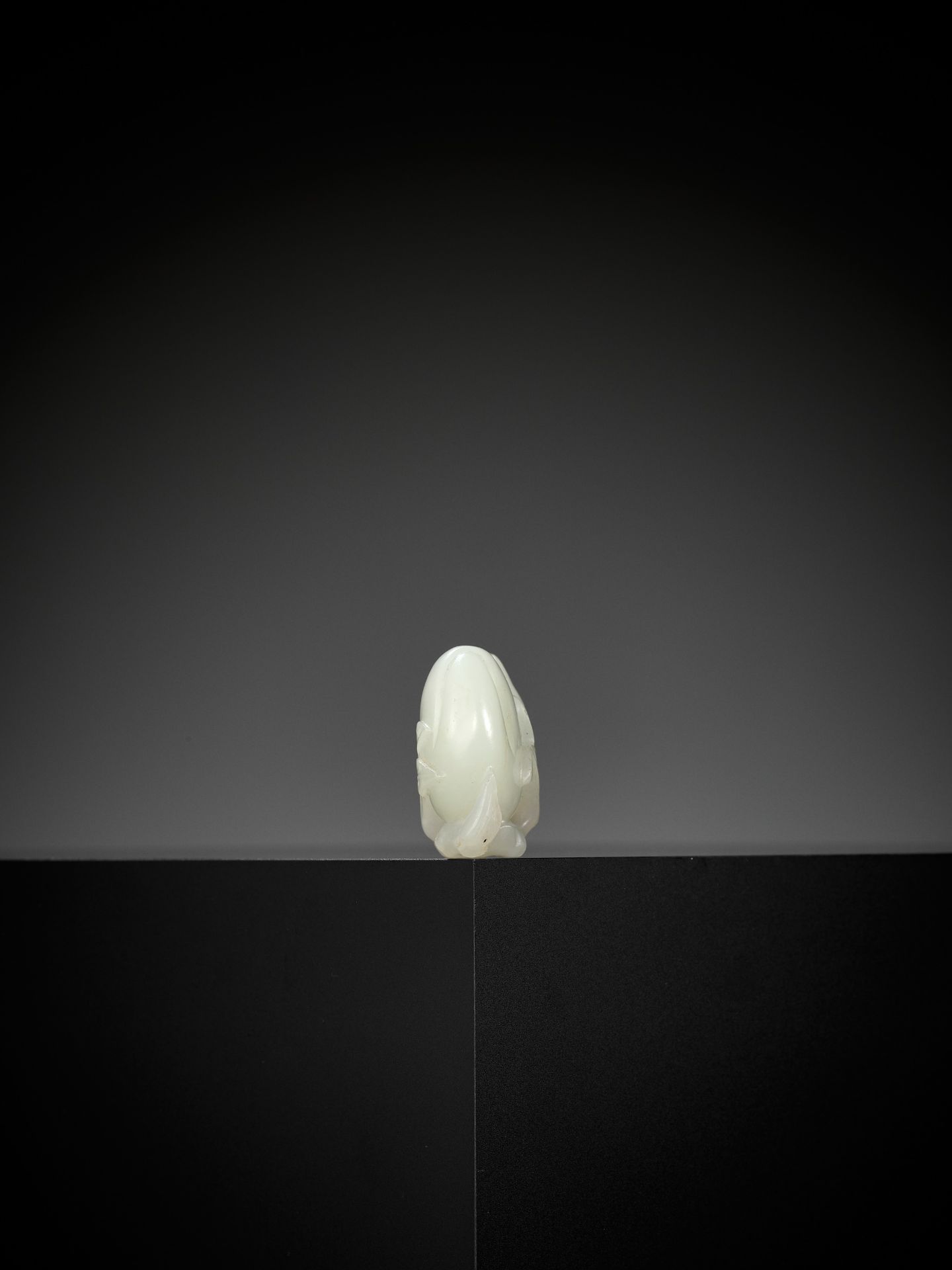 A WHITE JADE 'DOUBLE PEACH' CARVING, QING DYNASTY - Bild 7 aus 9