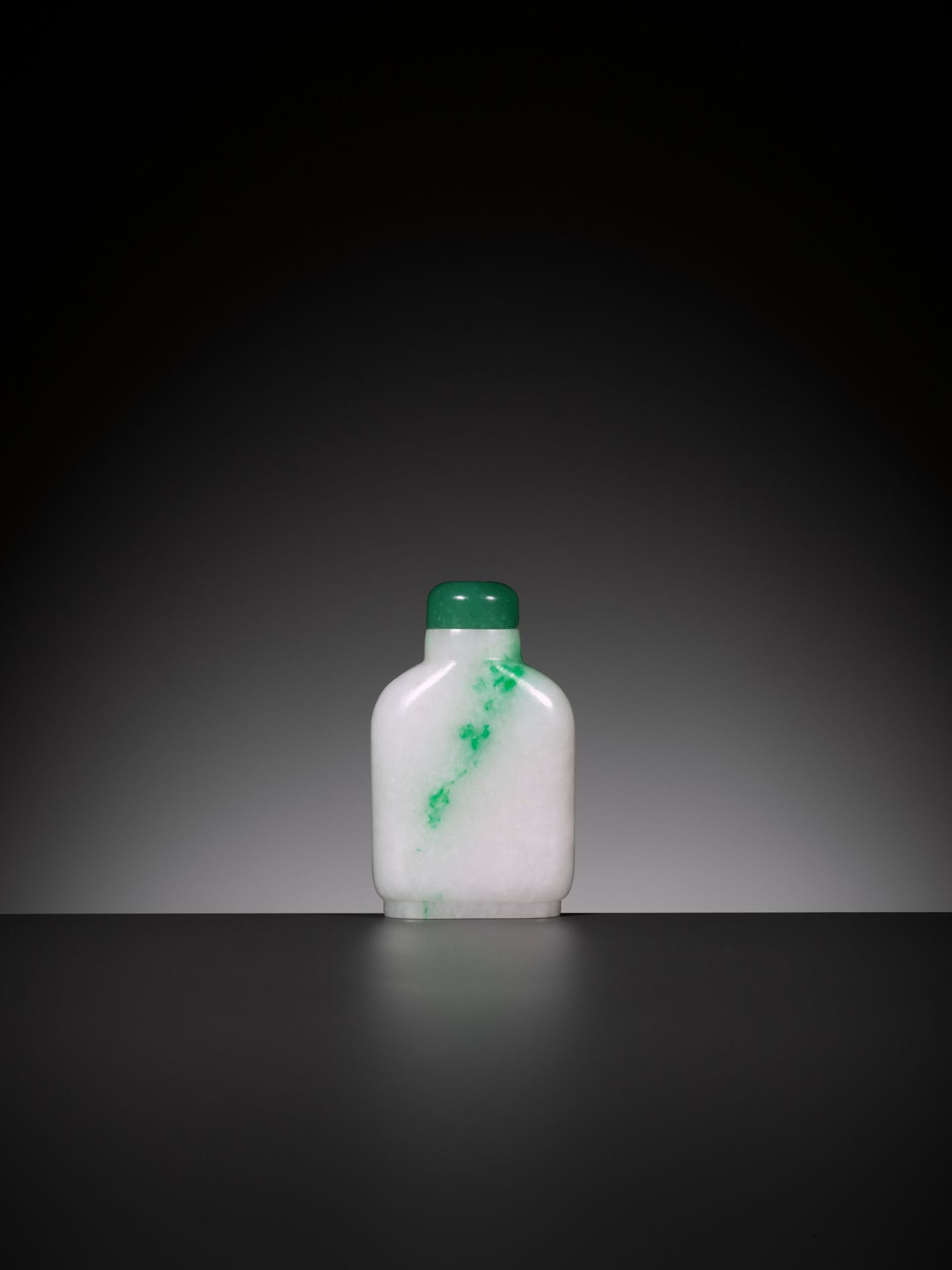 AN EMERALD-GREEN AND WHITE 'PINES IN THE SNOW' JADEITE SNUFF BOTTLE, 1770-1850 - Bild 7 aus 10