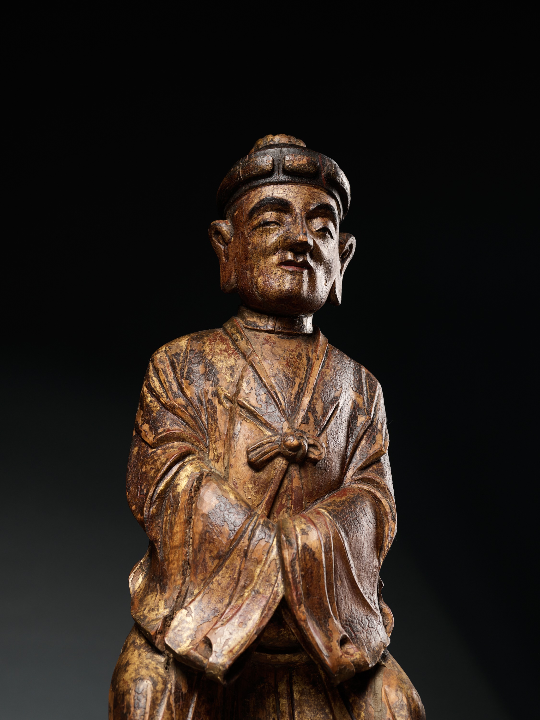 A PAIR OF GILT-LACQUERED HARDWOOD FIGURES OF DAOIST IMMORTALS, MING DYNASTY - Image 6 of 10