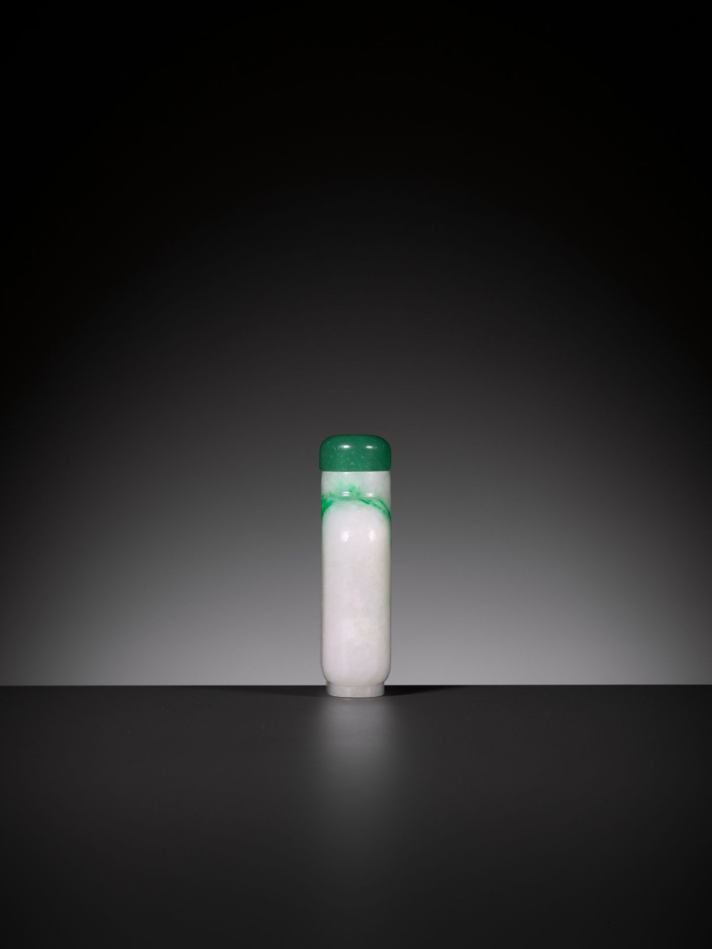 AN EMERALD-GREEN AND WHITE 'PINES IN THE SNOW' JADEITE SNUFF BOTTLE, 1770-1850 - Bild 8 aus 10